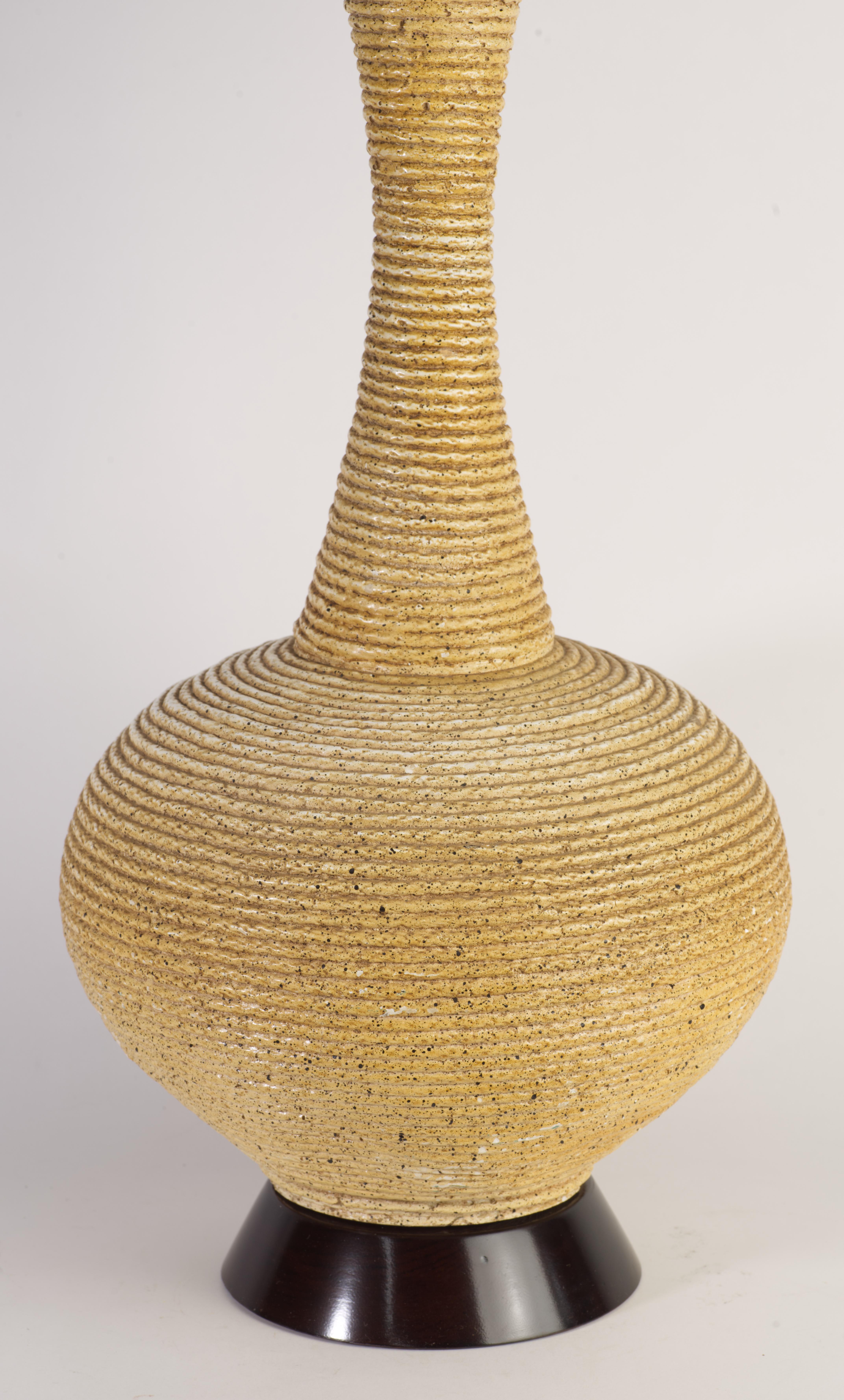 Fait main Lampe de table sculpturale avec texture de corde, céramique et Wood, Mid Century Modern en vente