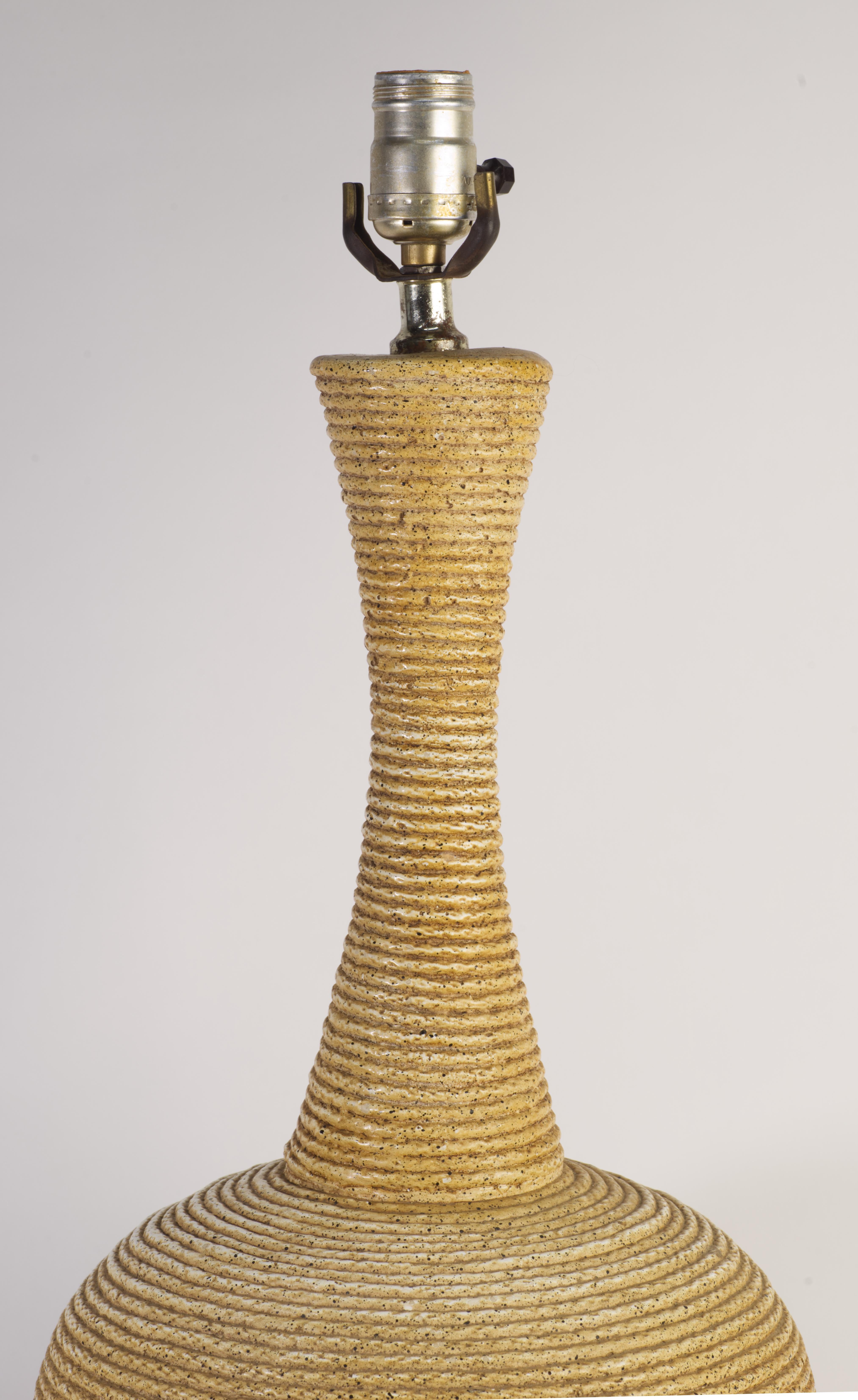 Lampe de table sculpturale avec texture de corde, céramique et Wood, Mid Century Modern Bon état - En vente à Clifton Springs, NY