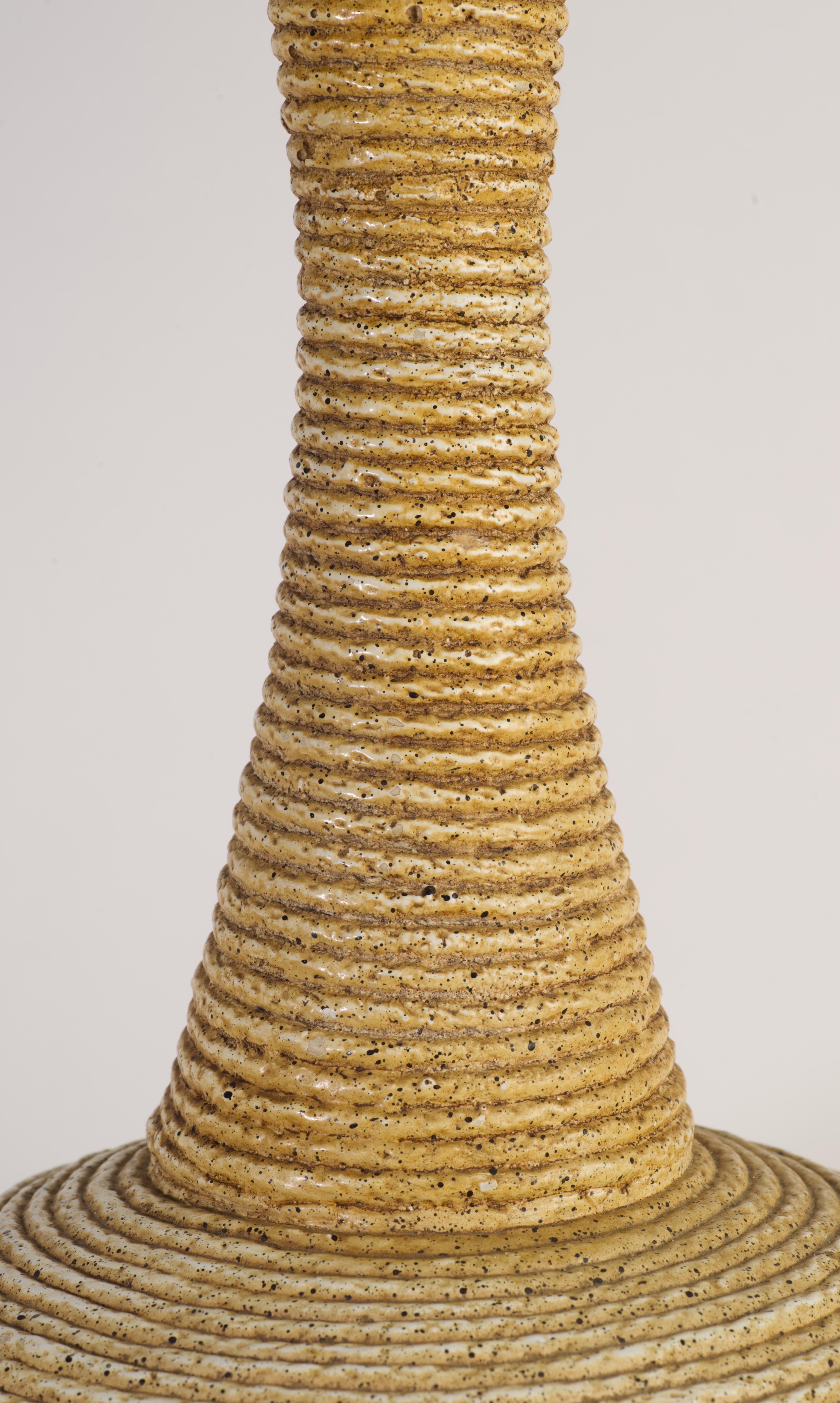 Céramique Lampe de table sculpturale avec texture de corde, céramique et Wood, Mid Century Modern en vente