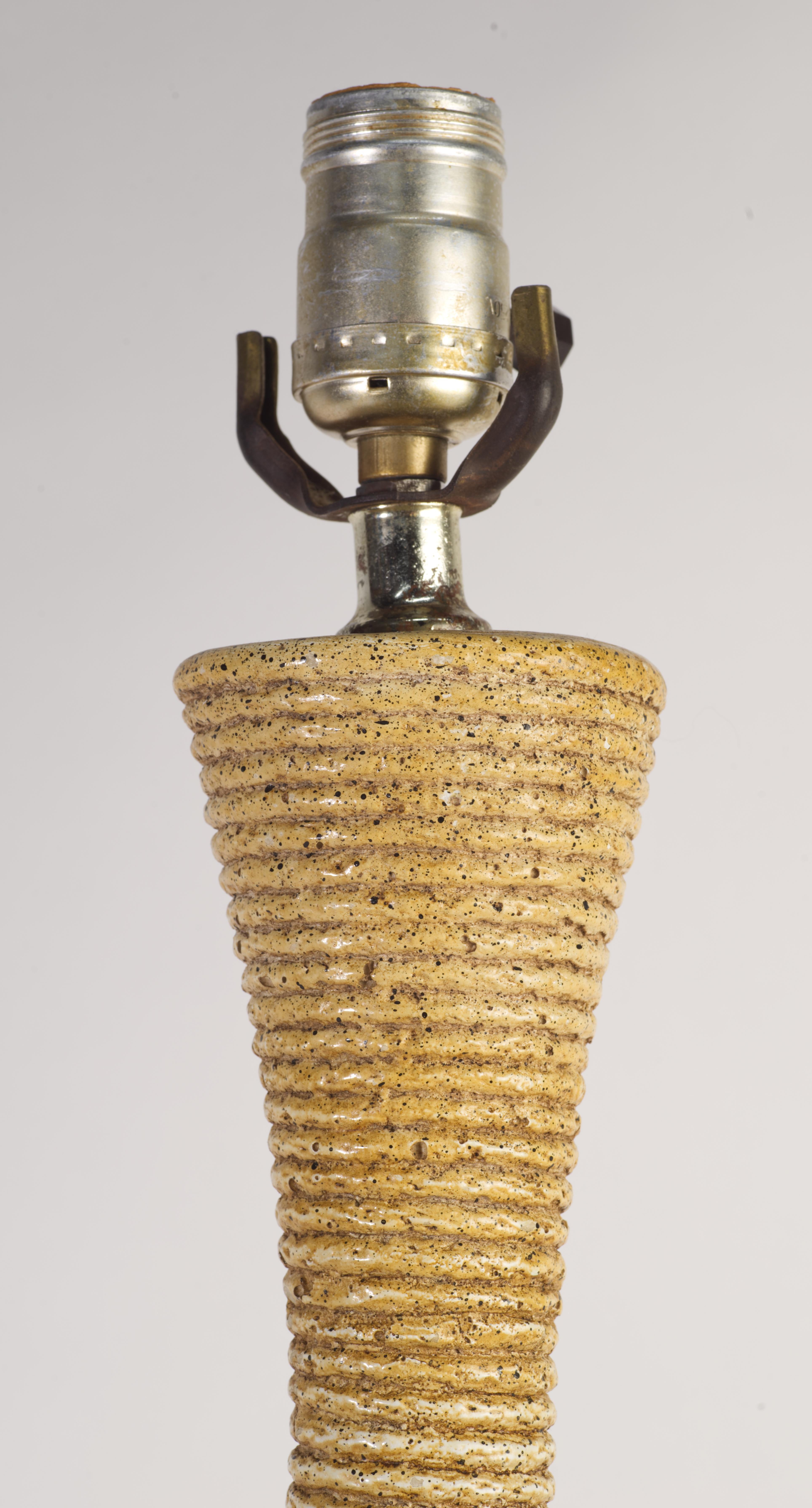Lampe de table sculpturale avec texture de corde, céramique et Wood, Mid Century Modern en vente 1