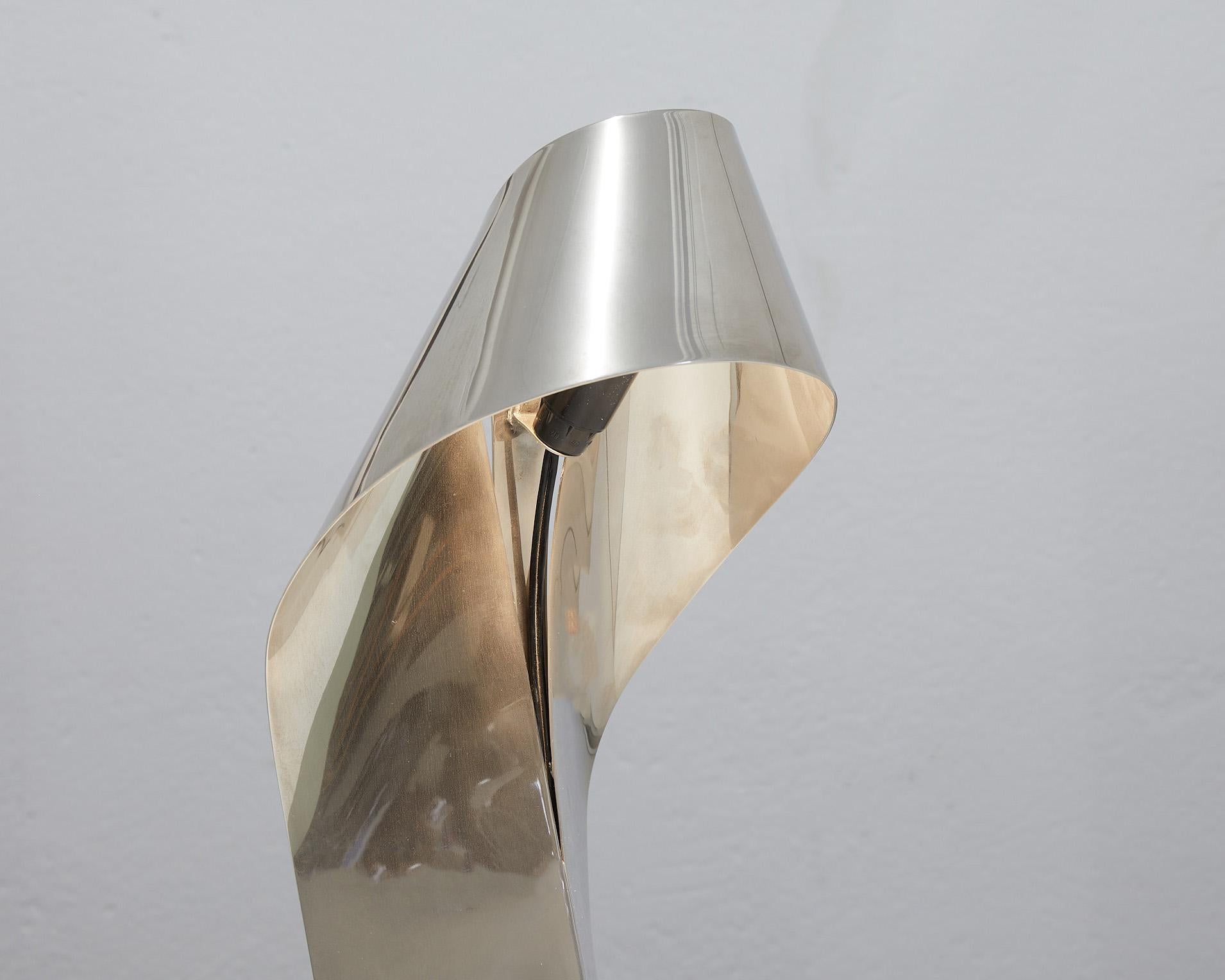 Chrome Sculptural table or desk lamp in chromed metal by Serge Mansau, France 1970 For Sale