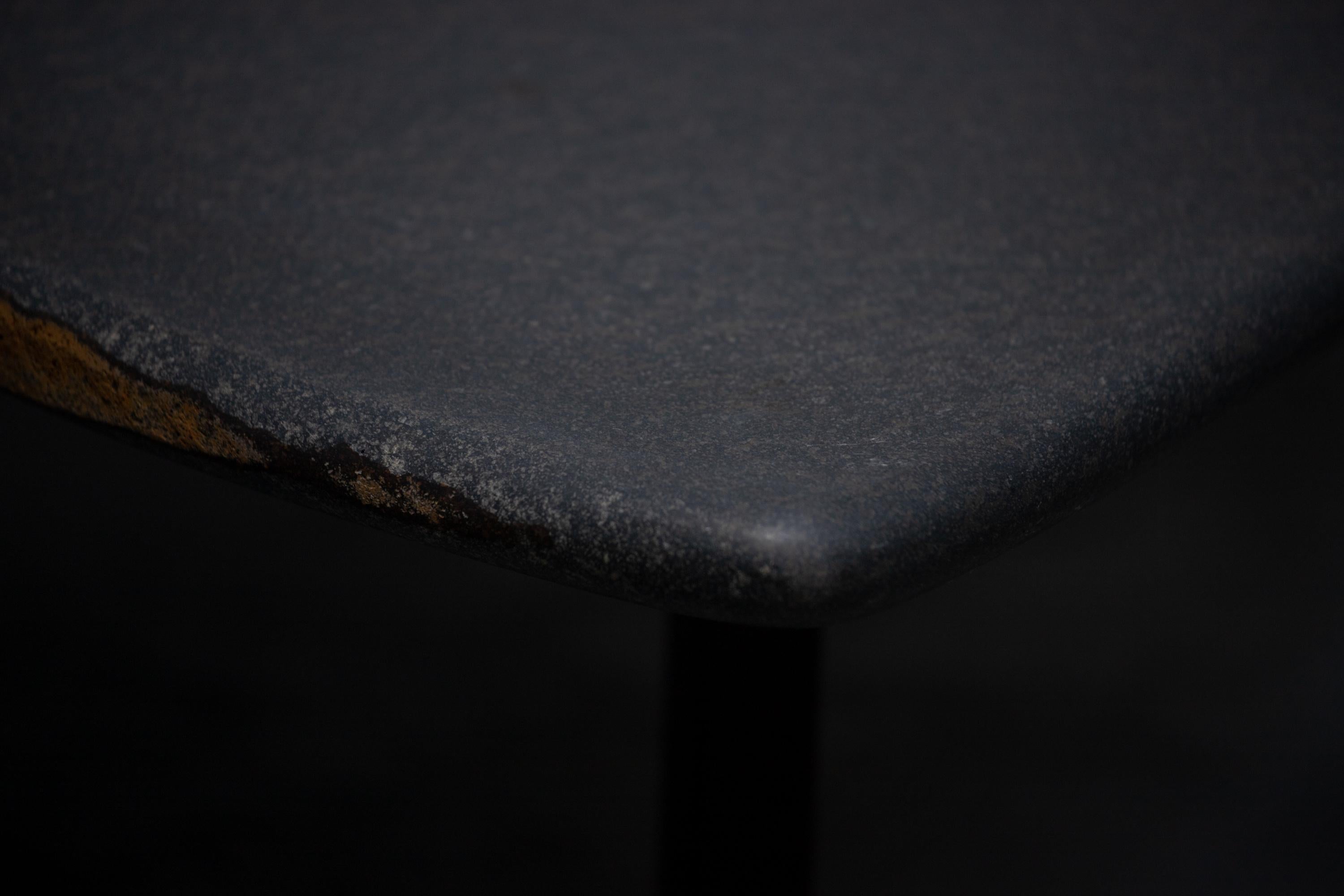 Skulpturaler Tisch, einzigartiges Daté Kan Stone Design von Okurayama (Moderne) im Angebot