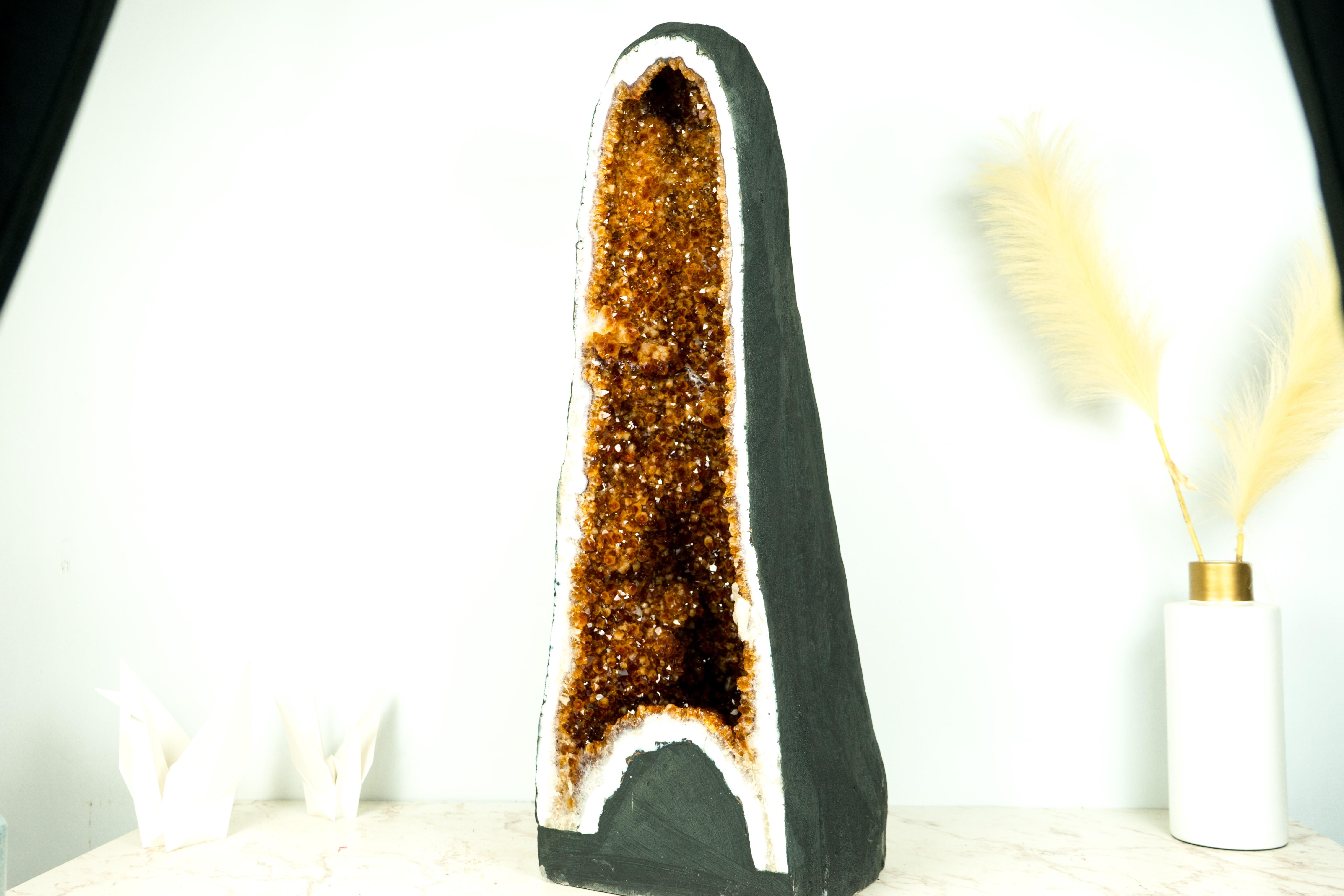 Sculptural Tall Citrine Geode Cathedral with High-Grade Madeira Citrine In New Condition For Sale In Ametista Do Sul, BR