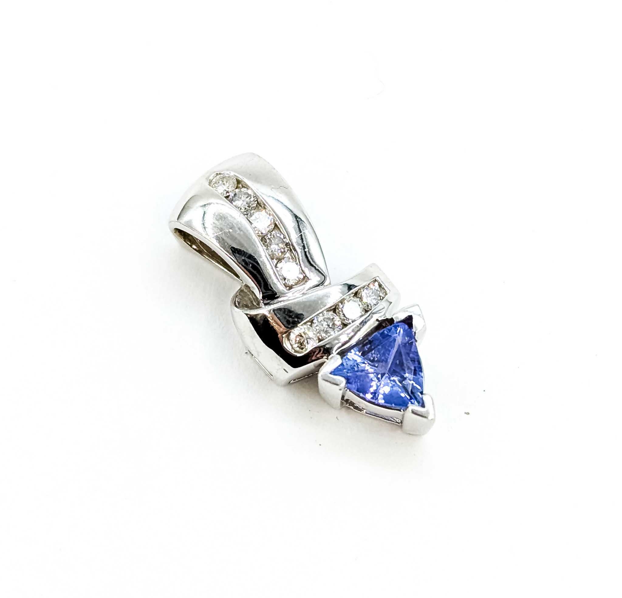 Questo ciondolo è realizzato in oro bianco 14k e presenta una tanzanite viola incastonata. La tanzanite pesa 0,72ct.

Il ciondolo misura circa 24 x 10 e pesa 4,0 grammi. La tanzanite, la pietra natale di dicembre, è associata all'intuizione, alla