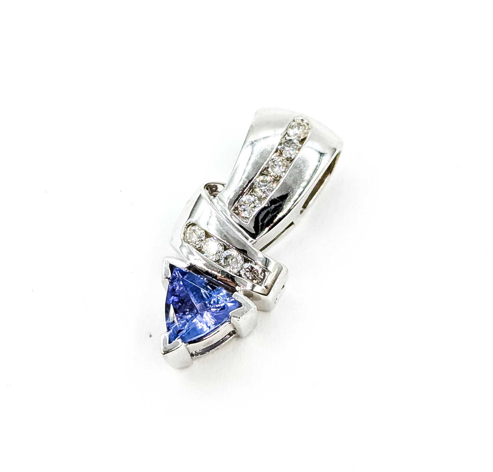 Contemporaneo Ciondolo scultoreo con tanzanite e diamanti in oro bianco 14 carati in vendita