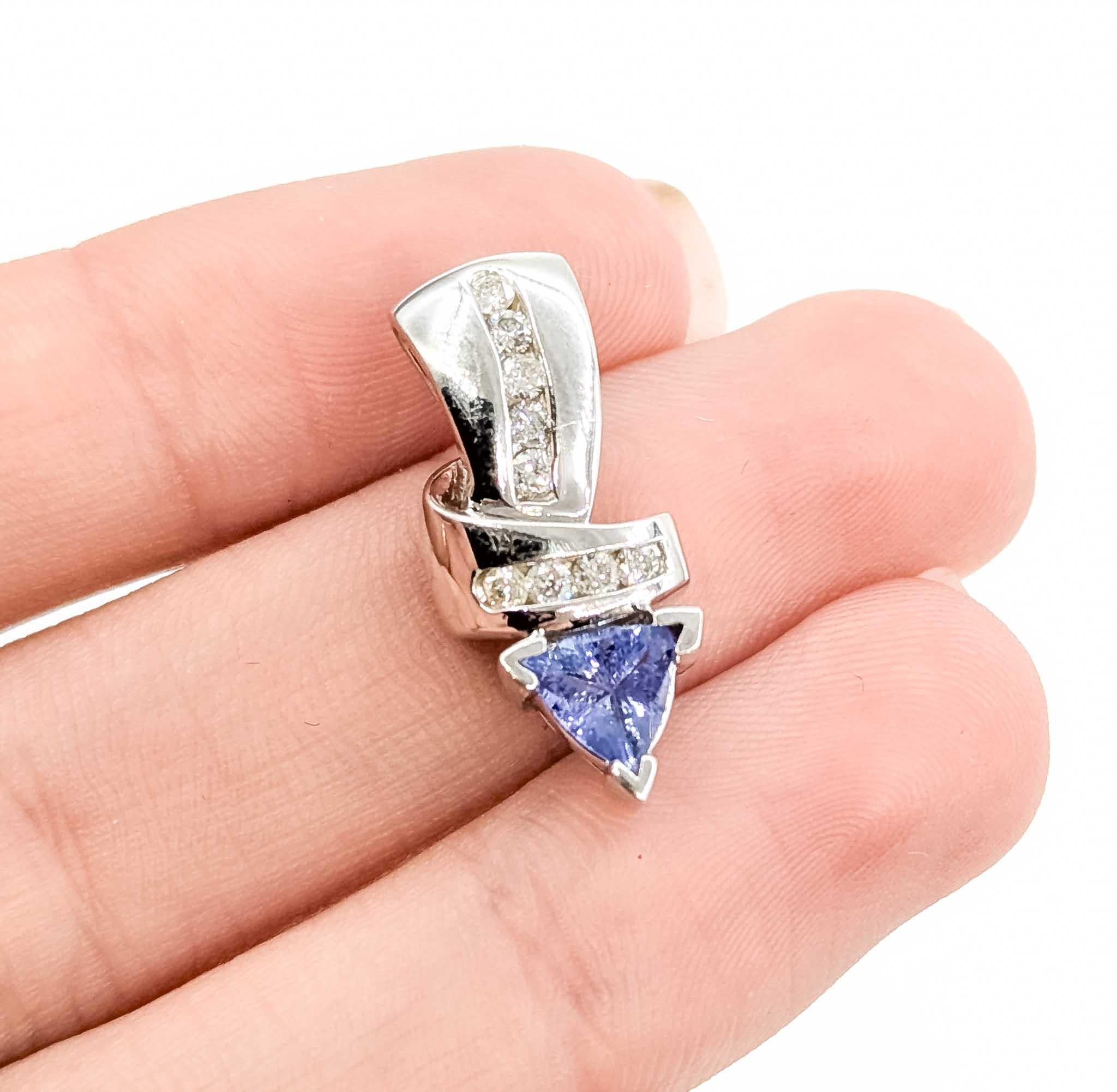 Taglio trillion Ciondolo scultoreo con tanzanite e diamanti in oro bianco 14 carati in vendita