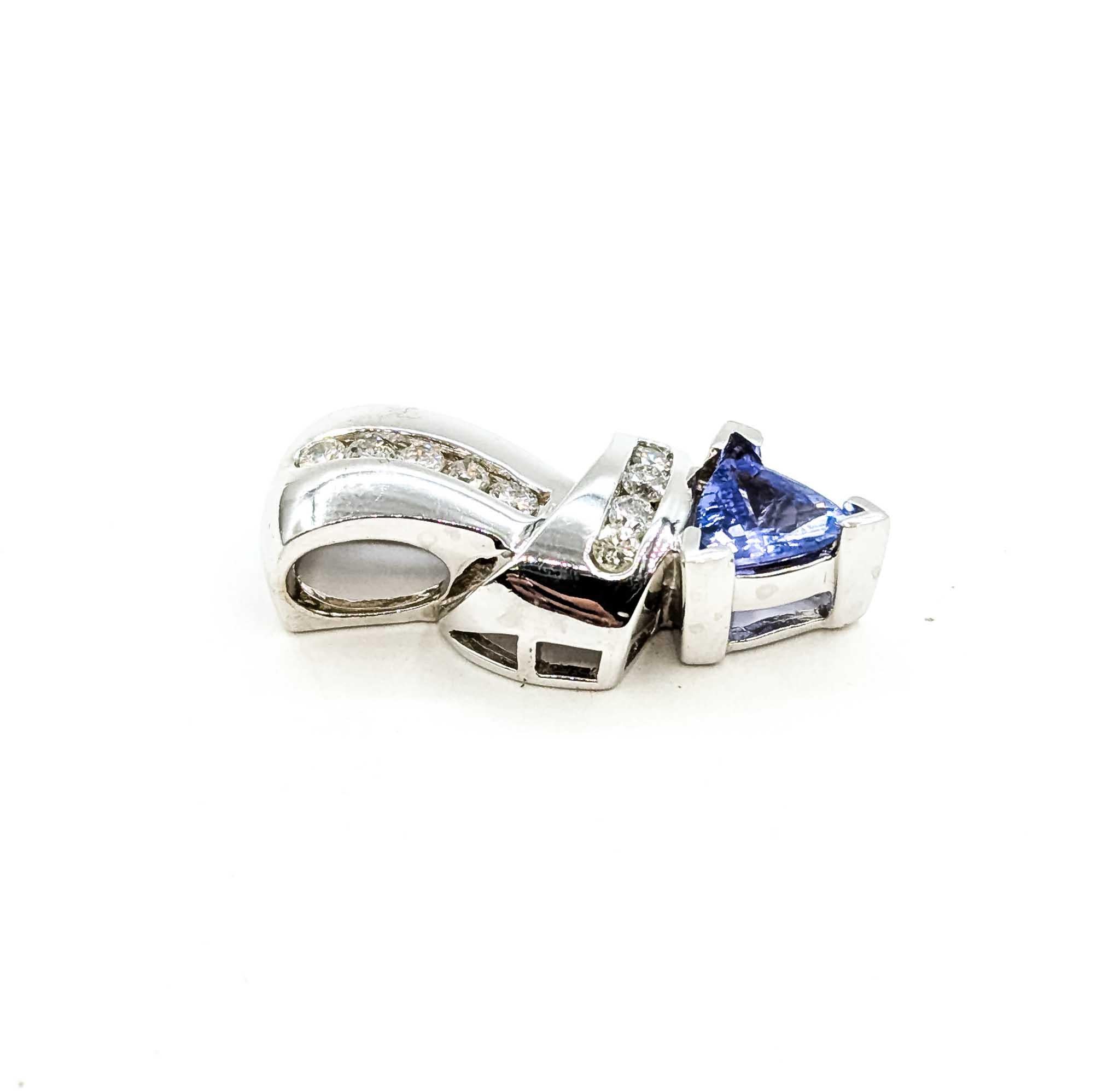 Ciondolo scultoreo con tanzanite e diamanti in oro bianco 14 carati In condizioni ottime in vendita a Bloomington, MN