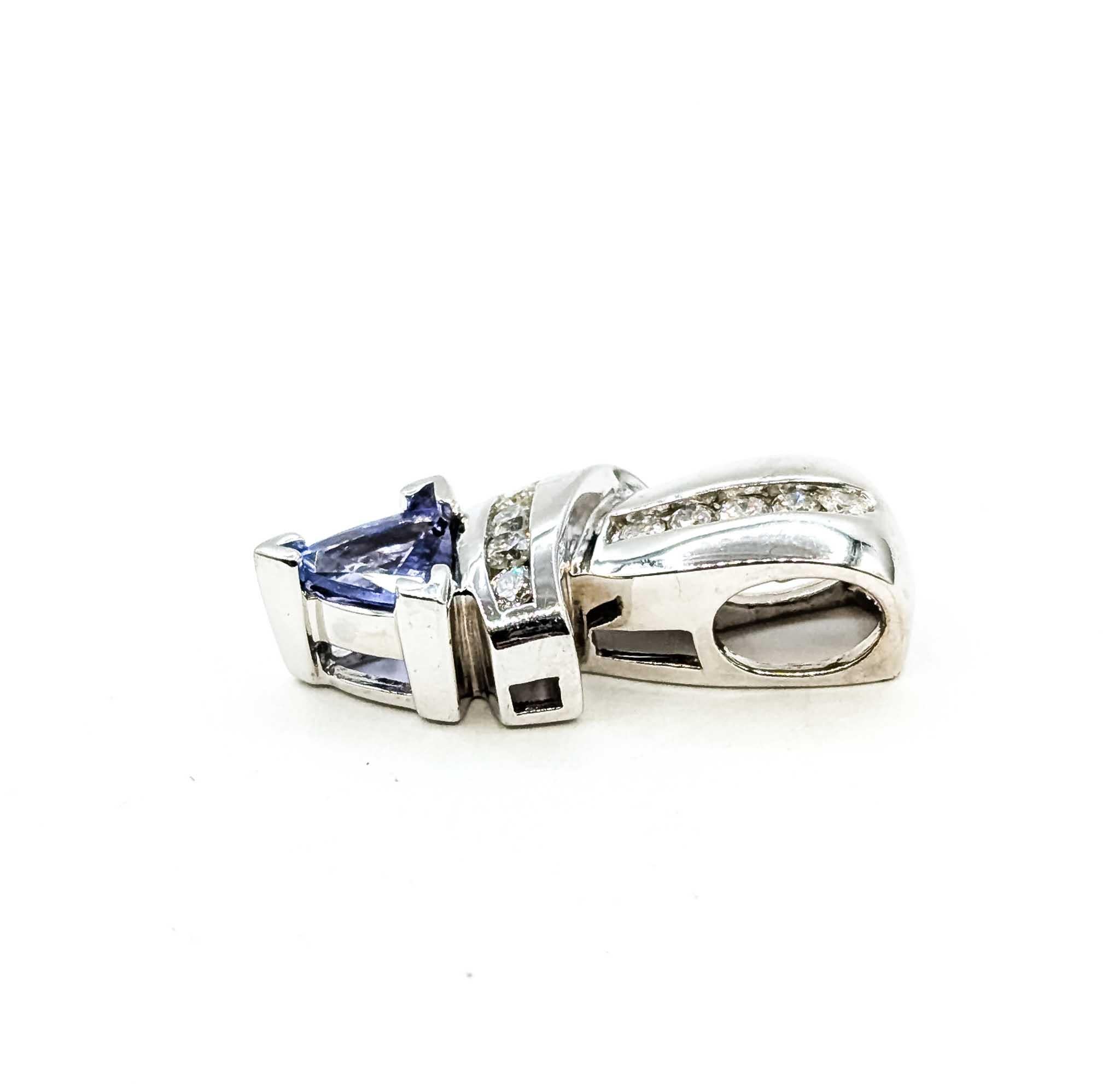 Donna Ciondolo scultoreo con tanzanite e diamanti in oro bianco 14 carati in vendita