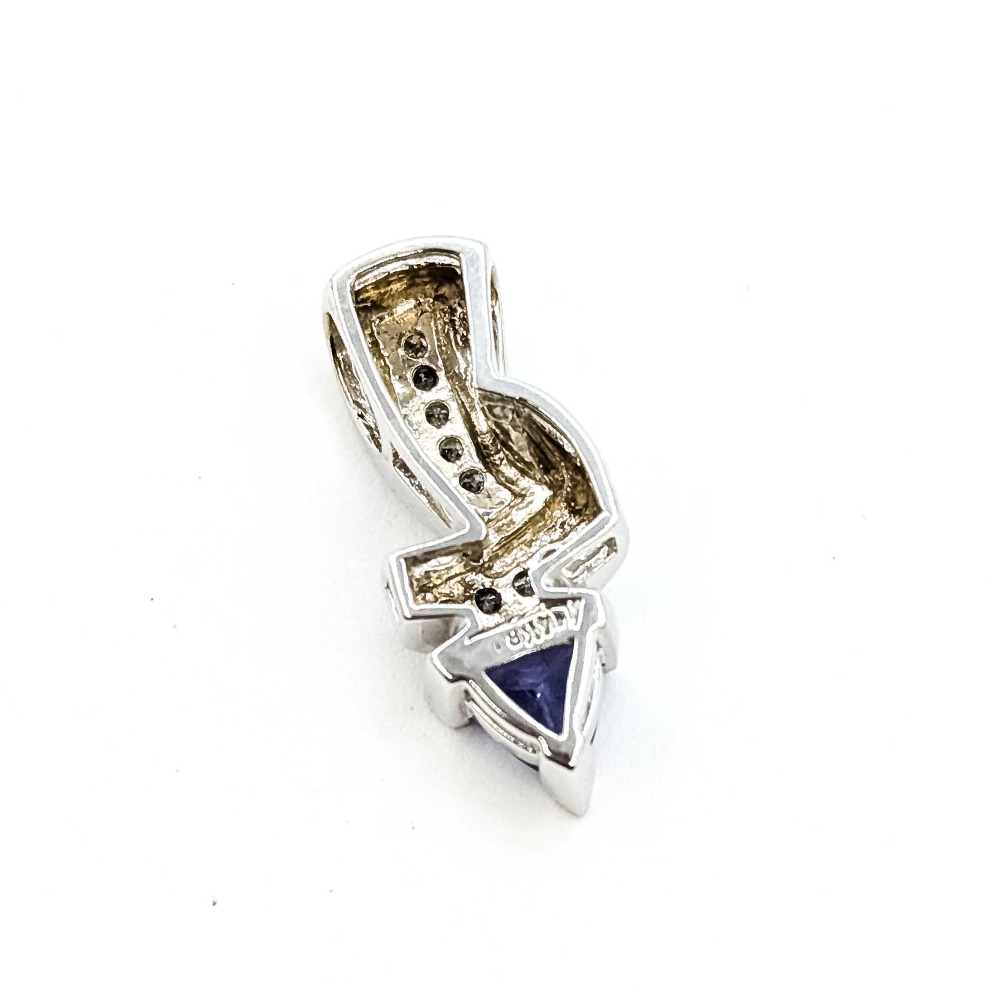 Ciondolo scultoreo con tanzanite e diamanti in oro bianco 14 carati in vendita 2