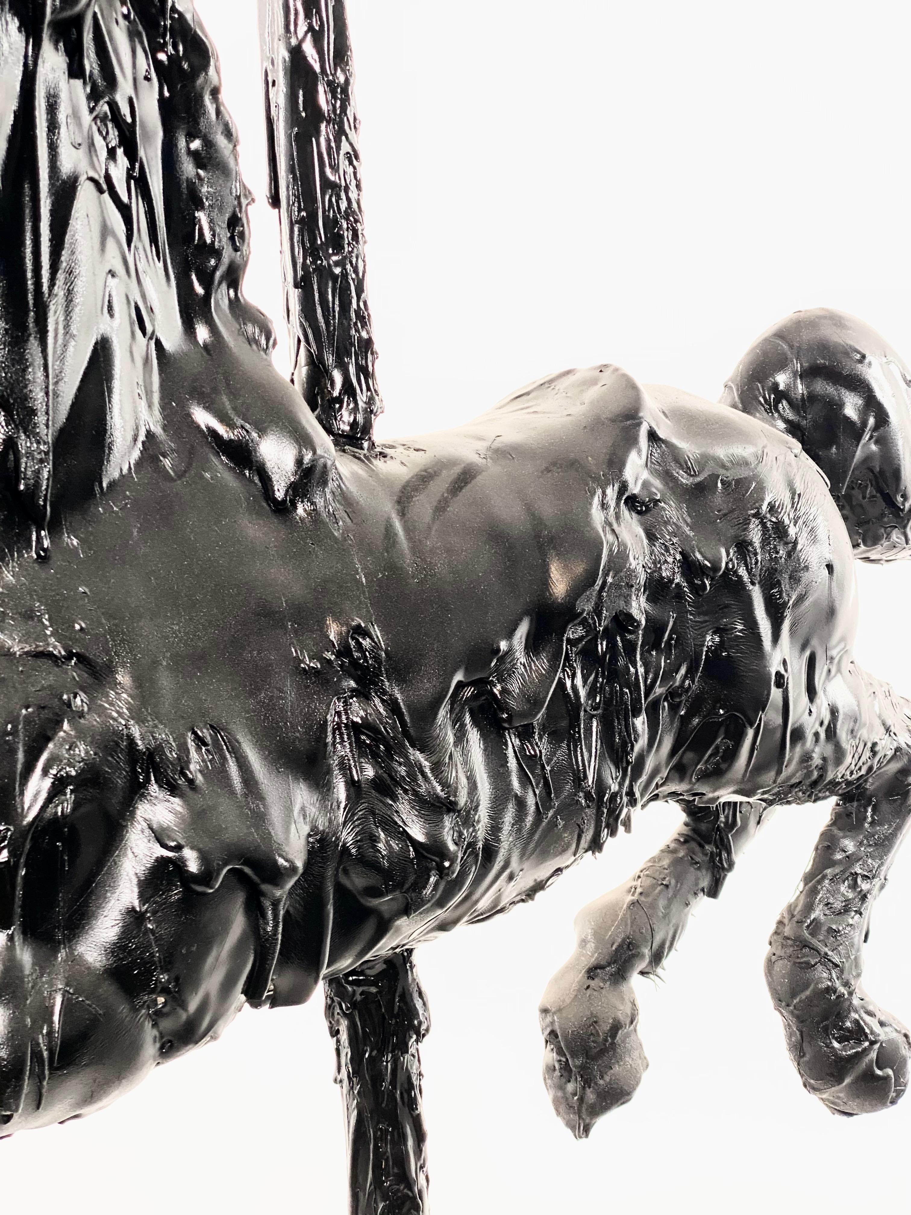 Américain Cheval sculptural en écusson noir, 21e siècle par Mattia Biagi en vente
