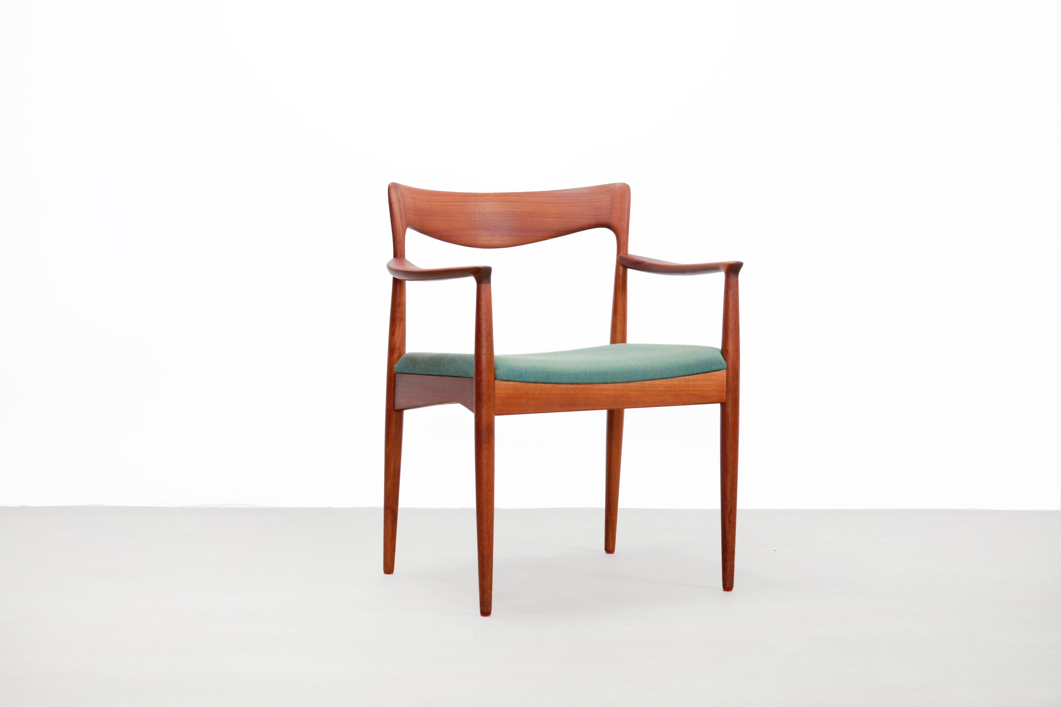 Elegant and very sculptural designed armchair designed by Arne Vodder and produced by Vamo Møbelfabrik from Sonderborg, Denmark. This organic shaped chair is made of solid teak wood and upholstered with a beautiful woolen turquoise fabric. In