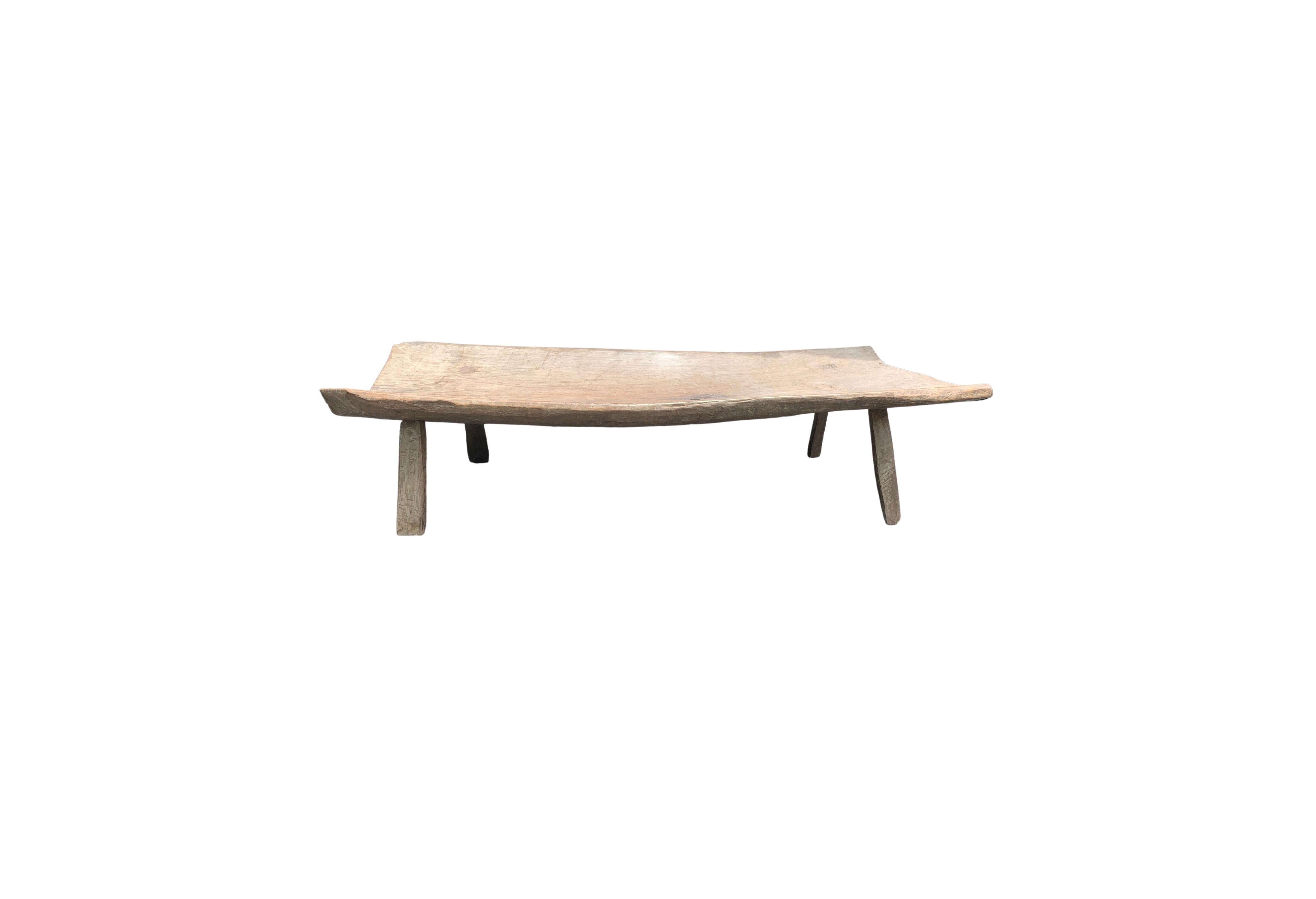 Banco escultórico de teca tallado a mano en la isla de Madura, Java, Indonesia, c. 1900 Madera en venta