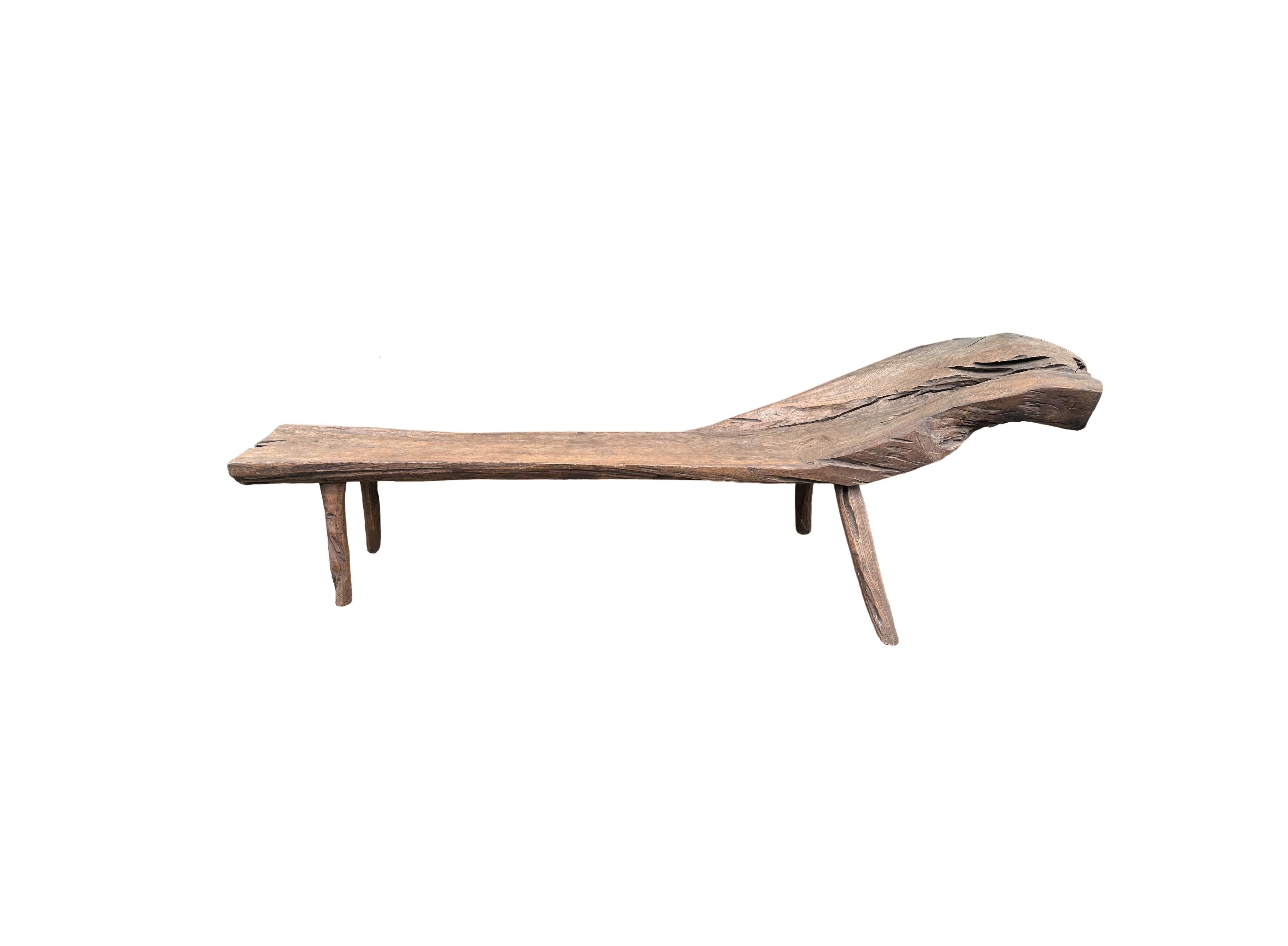 Autre Banc sculptural en teck sculpté à la main provenant de l'île de Madura, Java, Indonésie, vers 1950 en vente