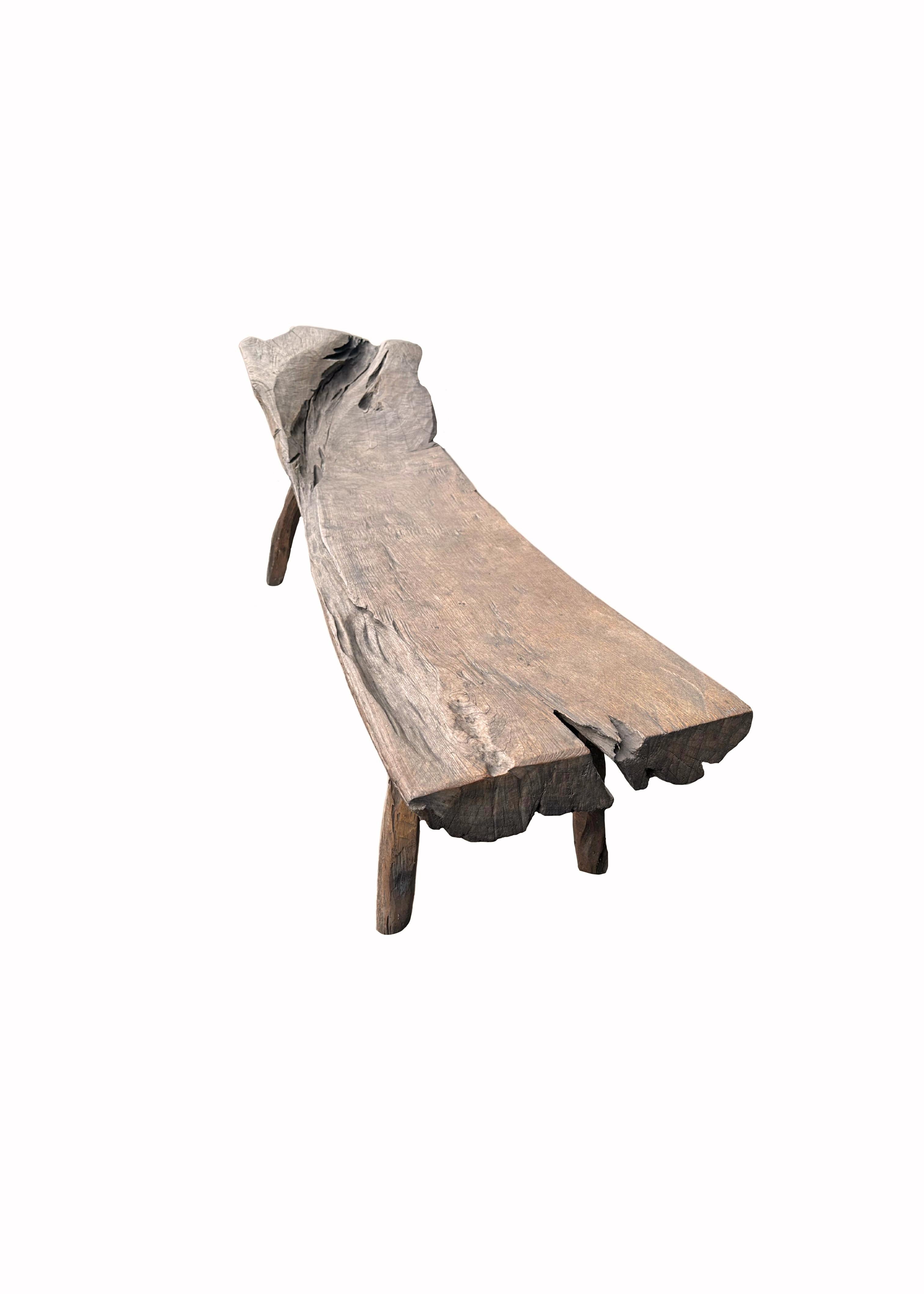 Indonésien Banc sculptural en teck sculpté à la main provenant de l'île de Madura, Java, Indonésie, vers 1950 en vente