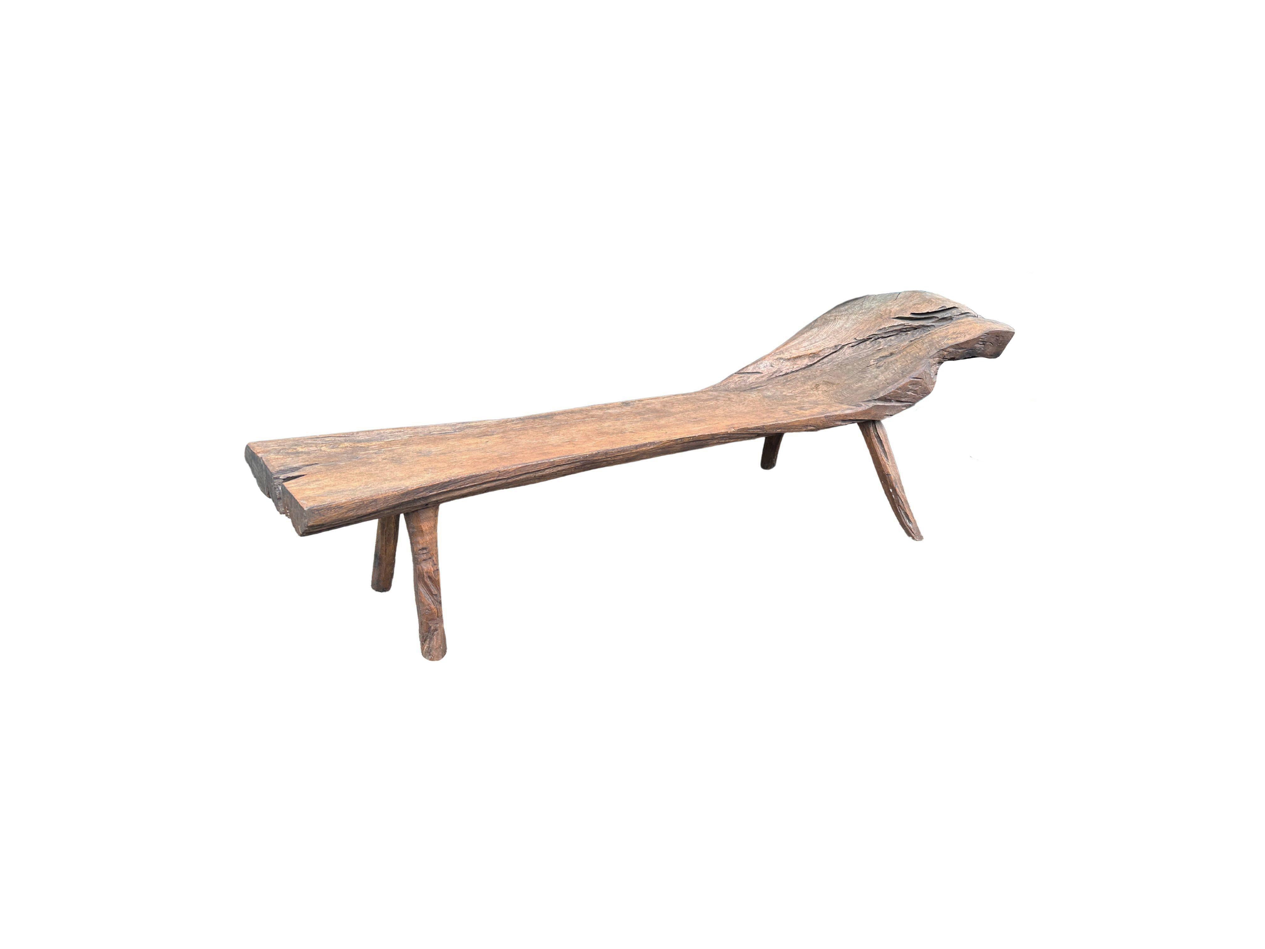 20ième siècle Banc sculptural en teck sculpté à la main provenant de l'île de Madura, Java, Indonésie, vers 1950 en vente