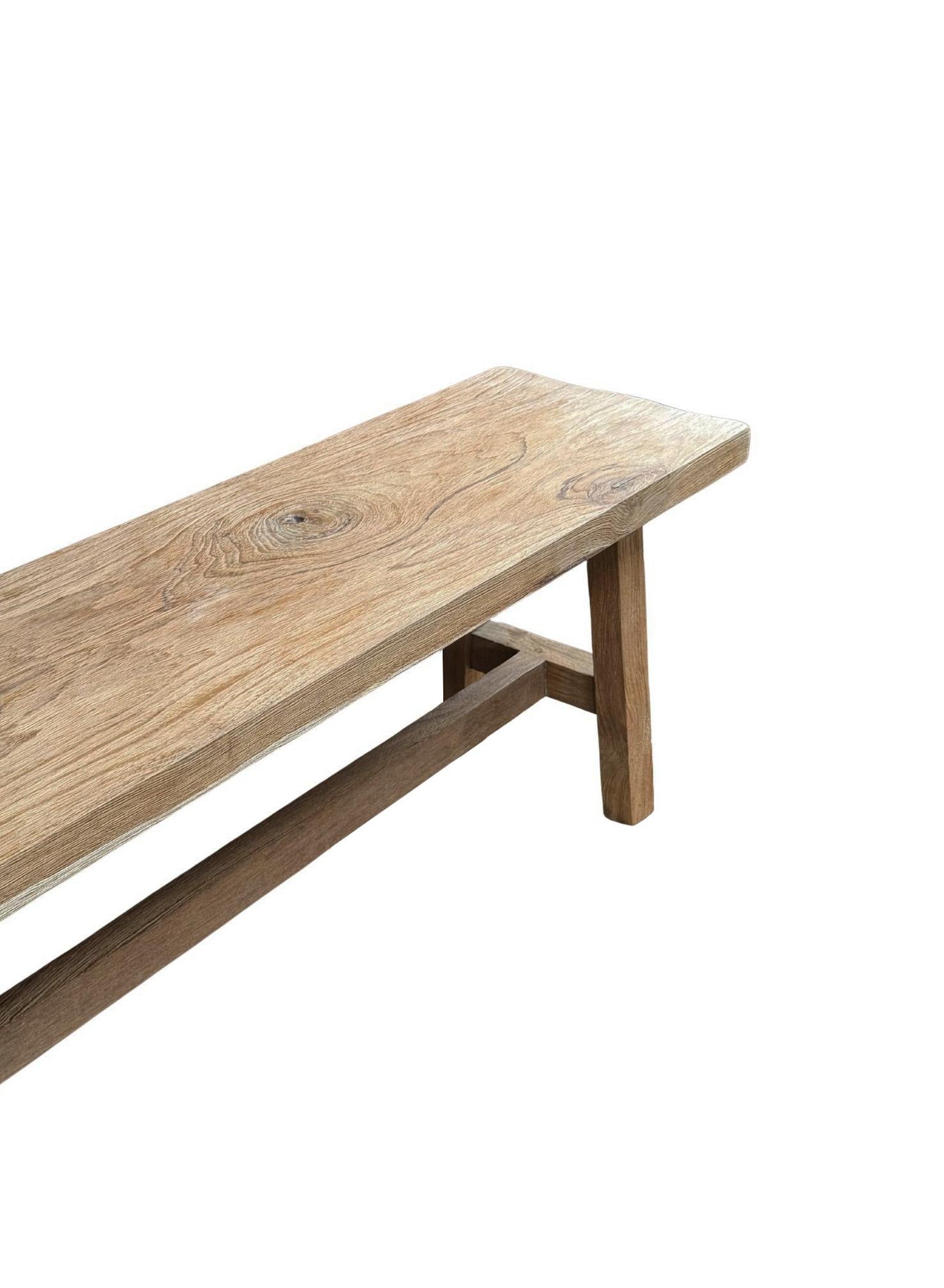 Magnifiquement fabriqué à la main à partir de teck récupéré, ce banc intemporel met en valeur le charme organique et la durabilité de l'un des meilleurs bois durs au monde. Chaque pièce raconte une histoire à travers ses étonnants grains de bois