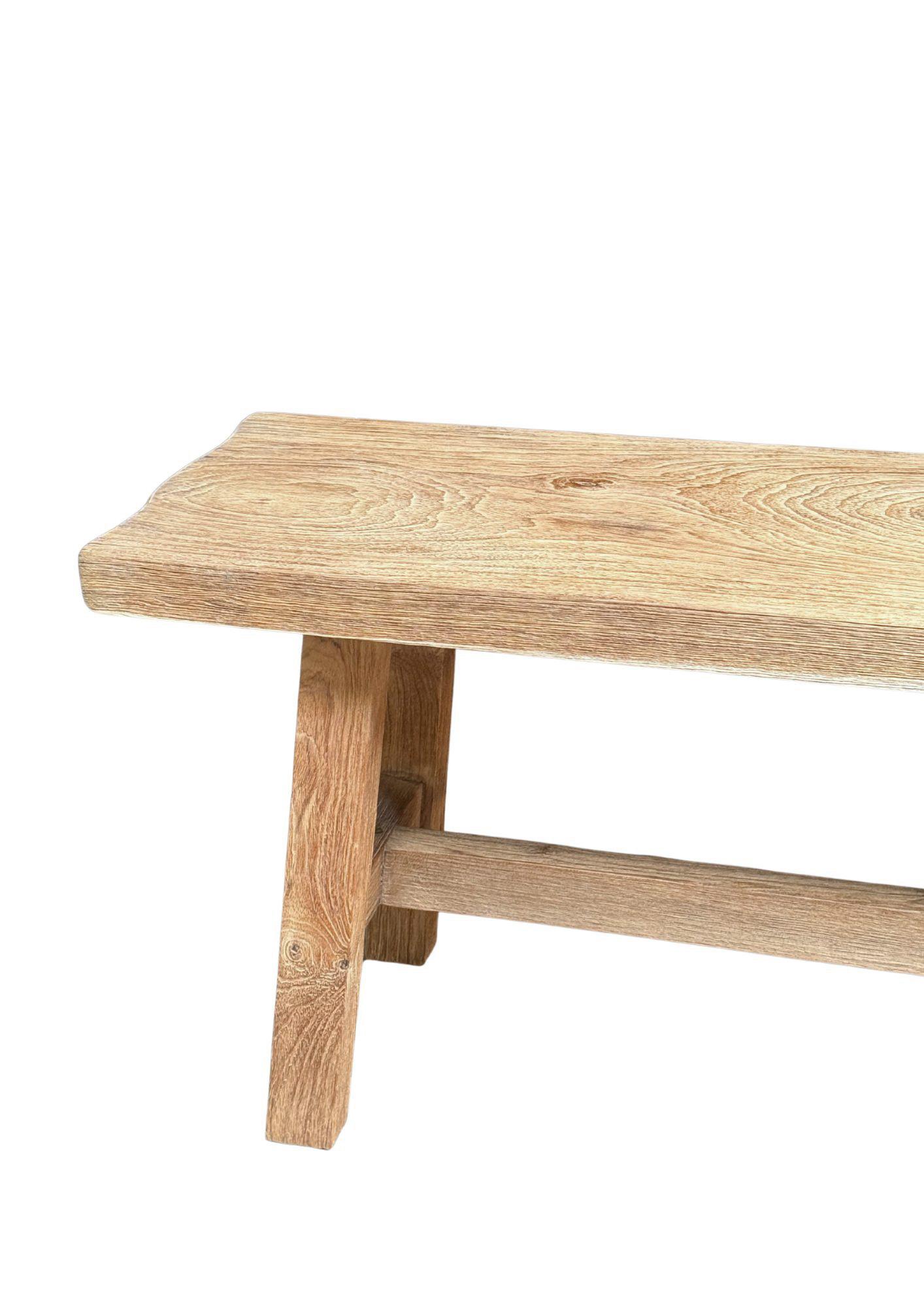 Indonésien Banc sculptural en teck Teck recyclé fabriqué à la main, moderne et organique en vente