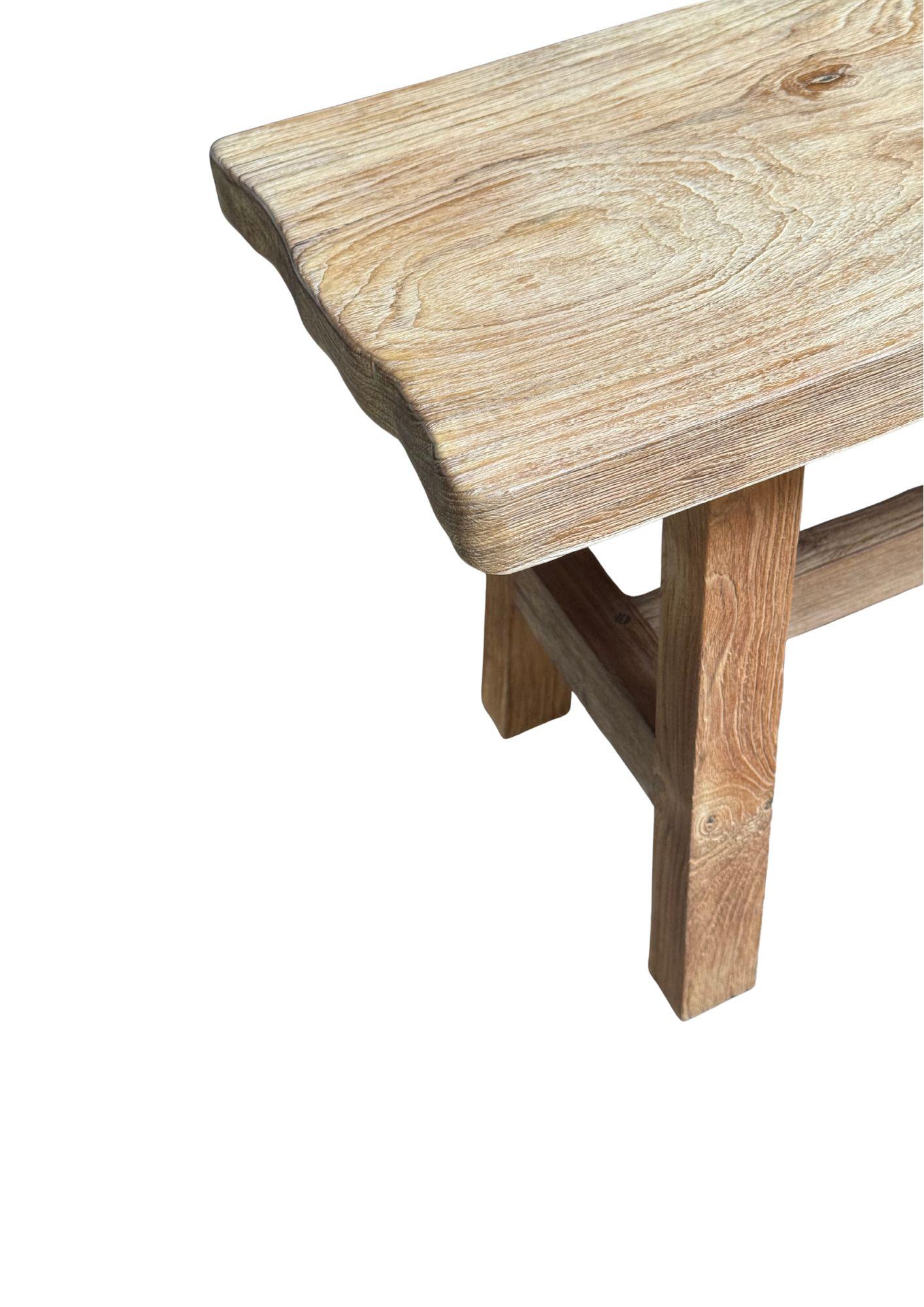 Sculpté à la main Banc sculptural en teck Teck recyclé fabriqué à la main, moderne et organique en vente