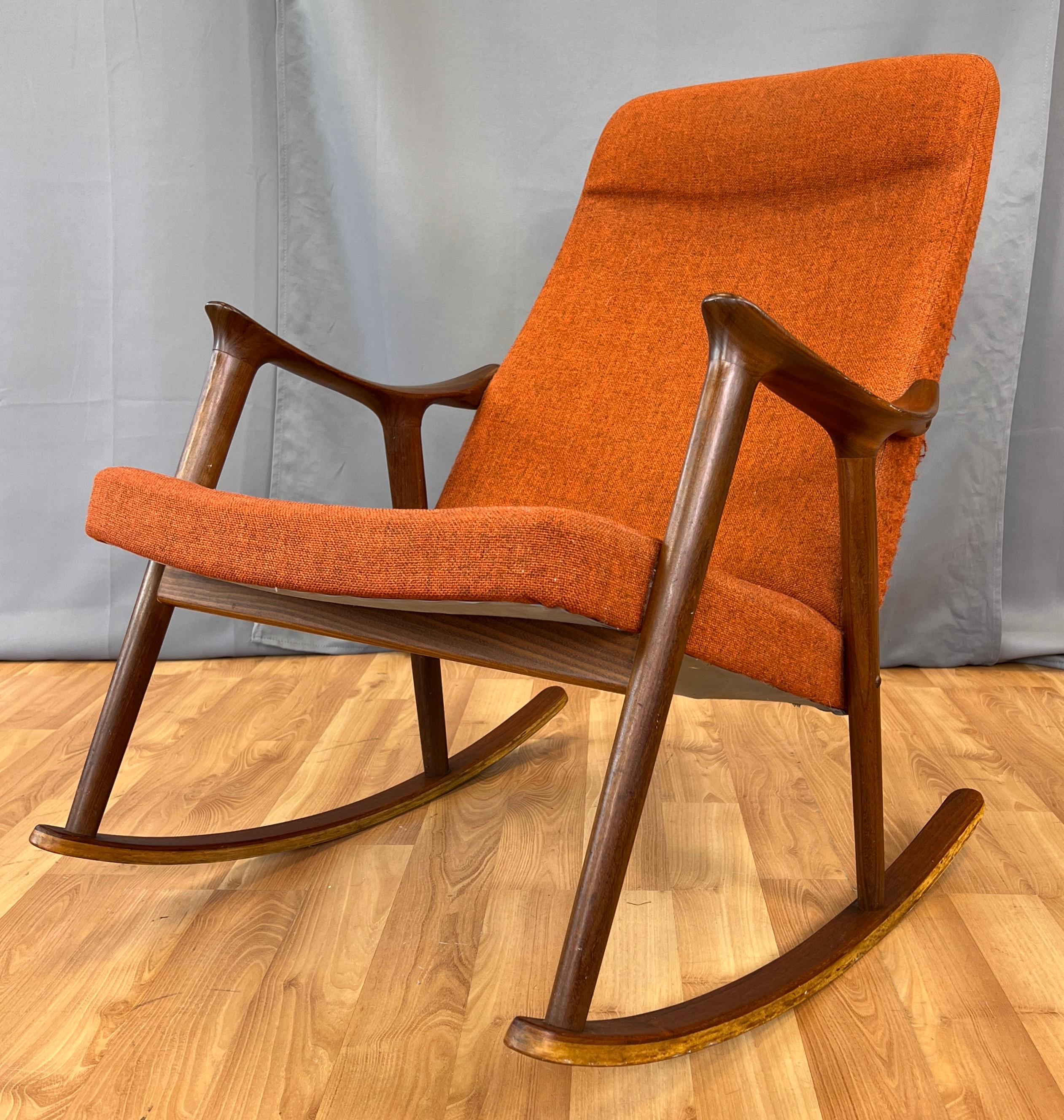 Chaise à bascule en teck datant des années 1960, conçue par Igmar Relling pour Westnofa en Norvège.
Magnifique chaise sculpturale,  des différents bois de ses patins, le hêtre puis le teck. 
Les lignes gracieuses des accoudoirs en teck sculpté,