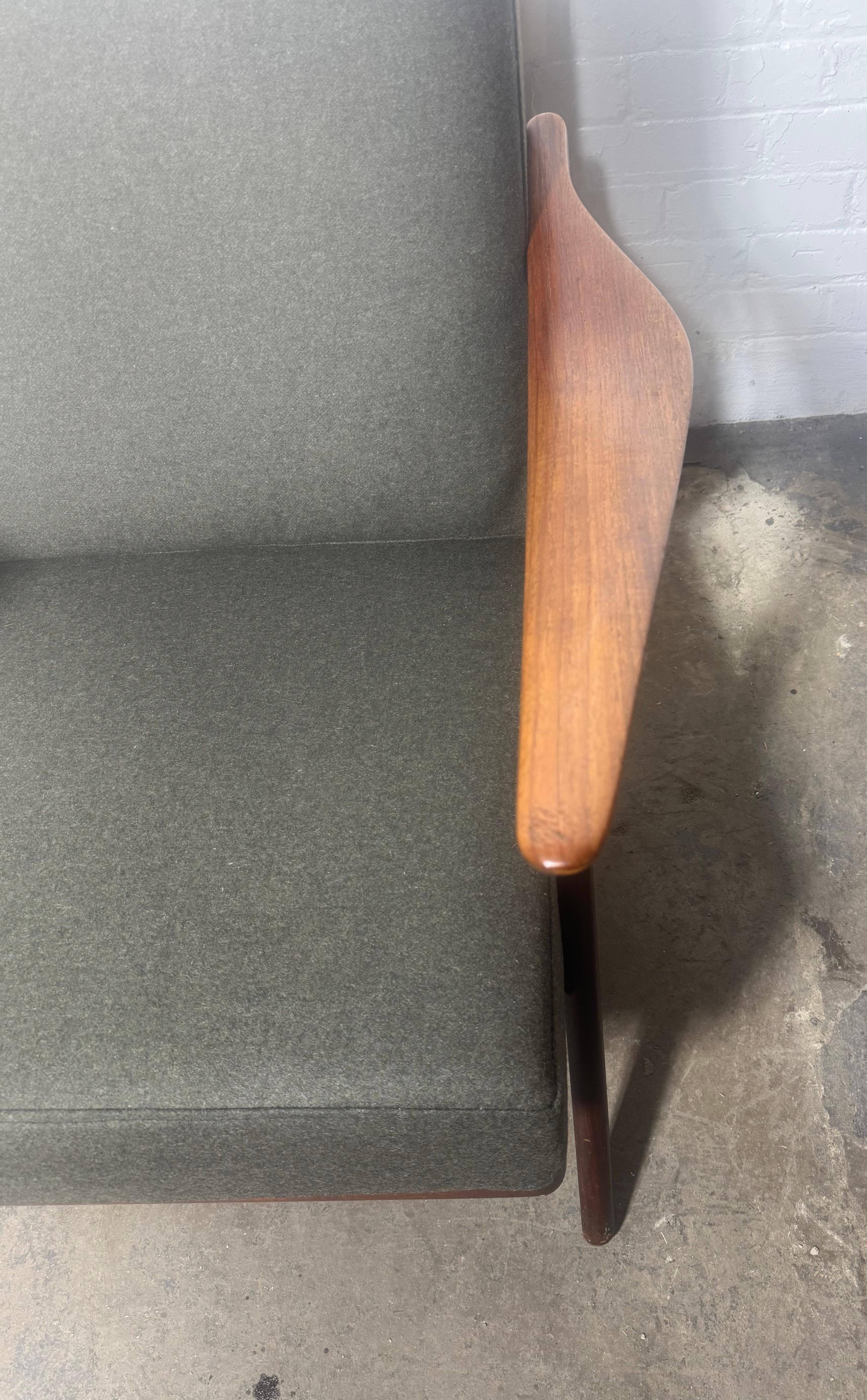 Butaca escultural de teca y nogal de Arne Hovmand-Olsen para Mogens Kold en venta 4
