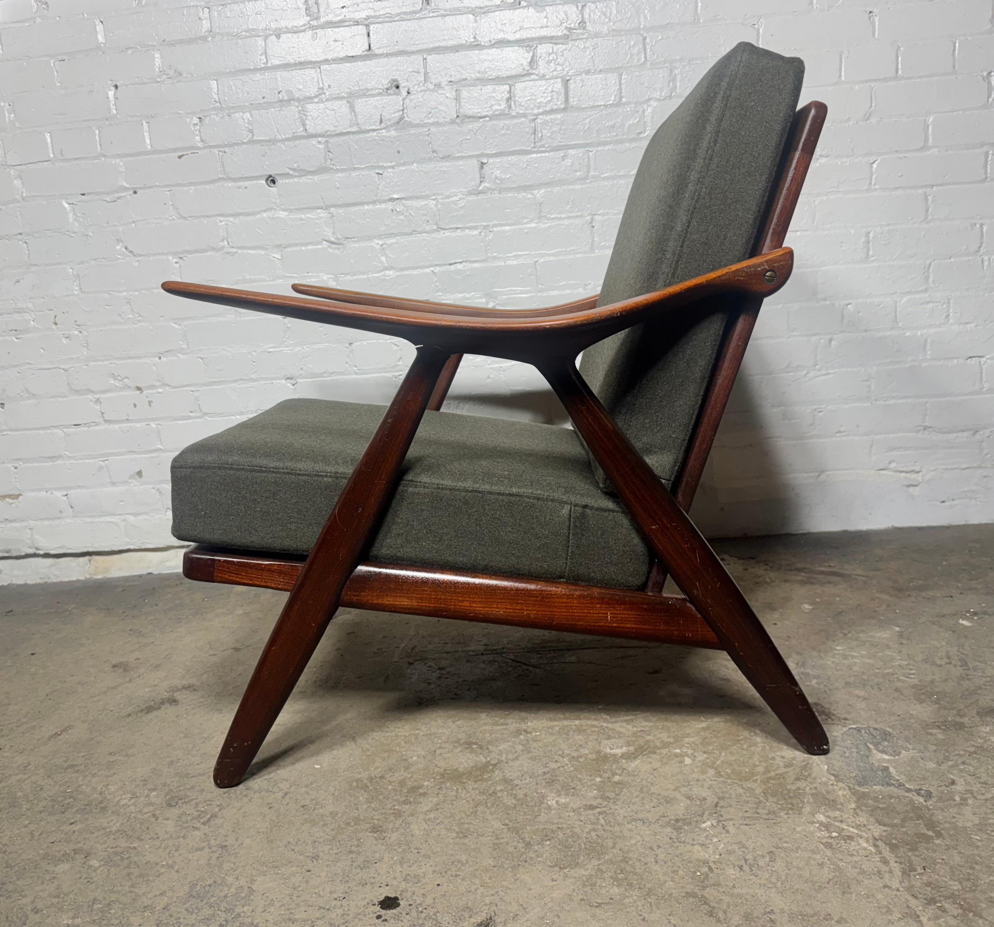 Modernismo clásico escandinavo  / Silla de salón escultural diseñada por Arne Hovmand-Olsen para Mogans Kold, Diseño asombroso, Extremadamente cómoda, Recientemente retapizada en un maravilloso tejido de lana, Arte funcional, escultura, Entrega en