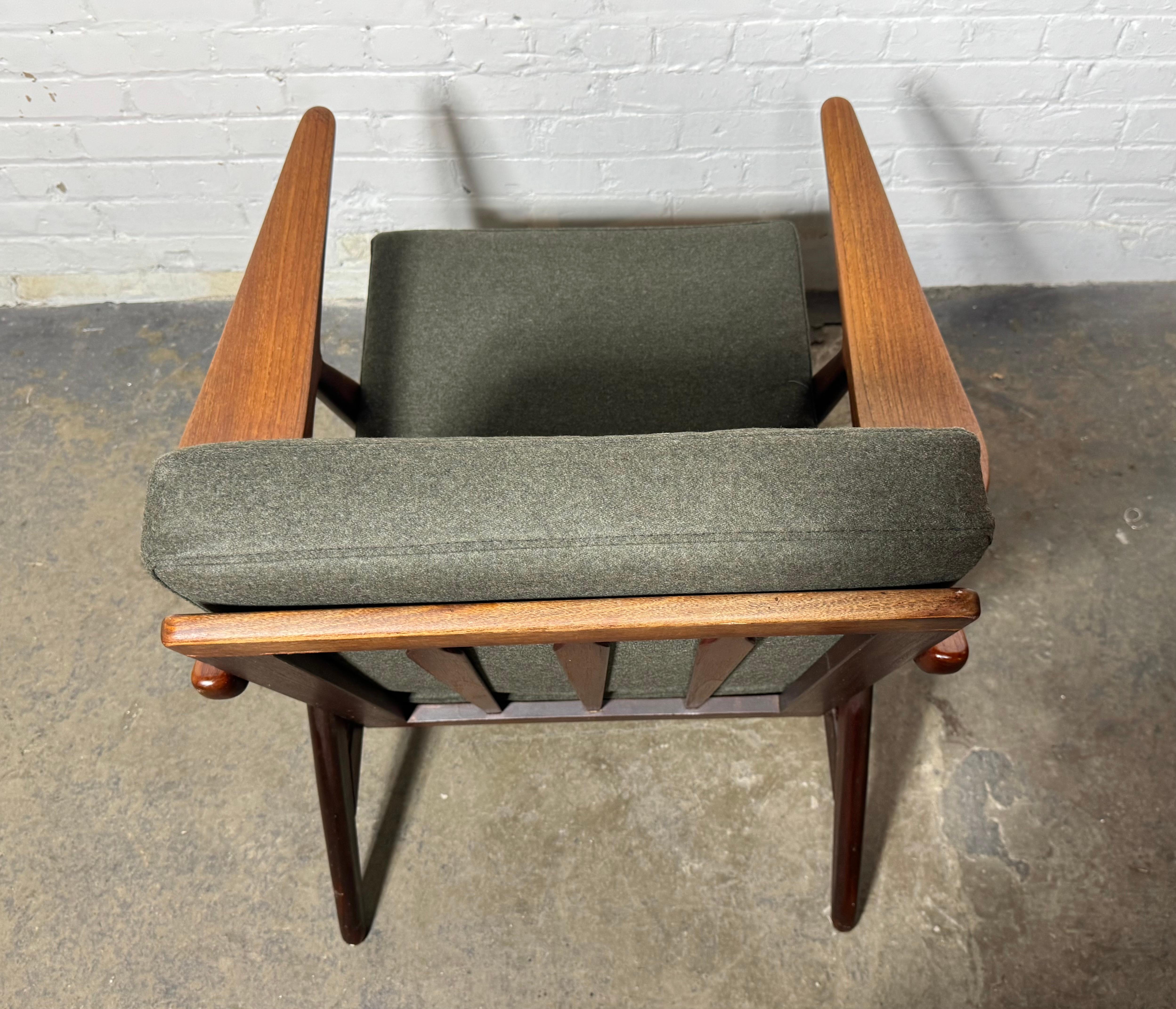 Butaca escultural de teca y nogal de Arne Hovmand-Olsen para Mogens Kold Moderno de mediados de siglo en venta