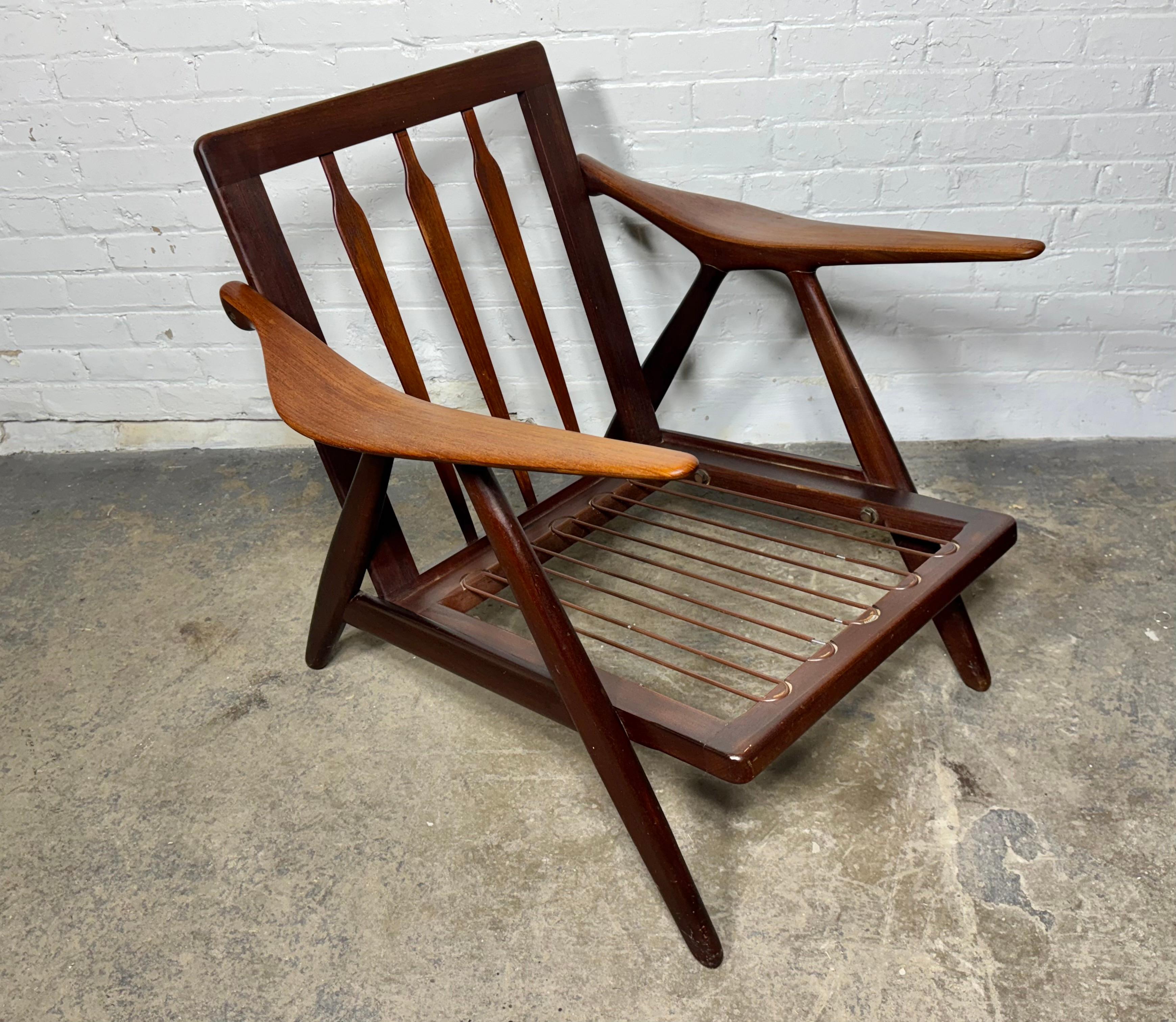 Butaca escultural de teca y nogal de Arne Hovmand-Olsen para Mogens Kold en Bueno estado para la venta en Buffalo, NY