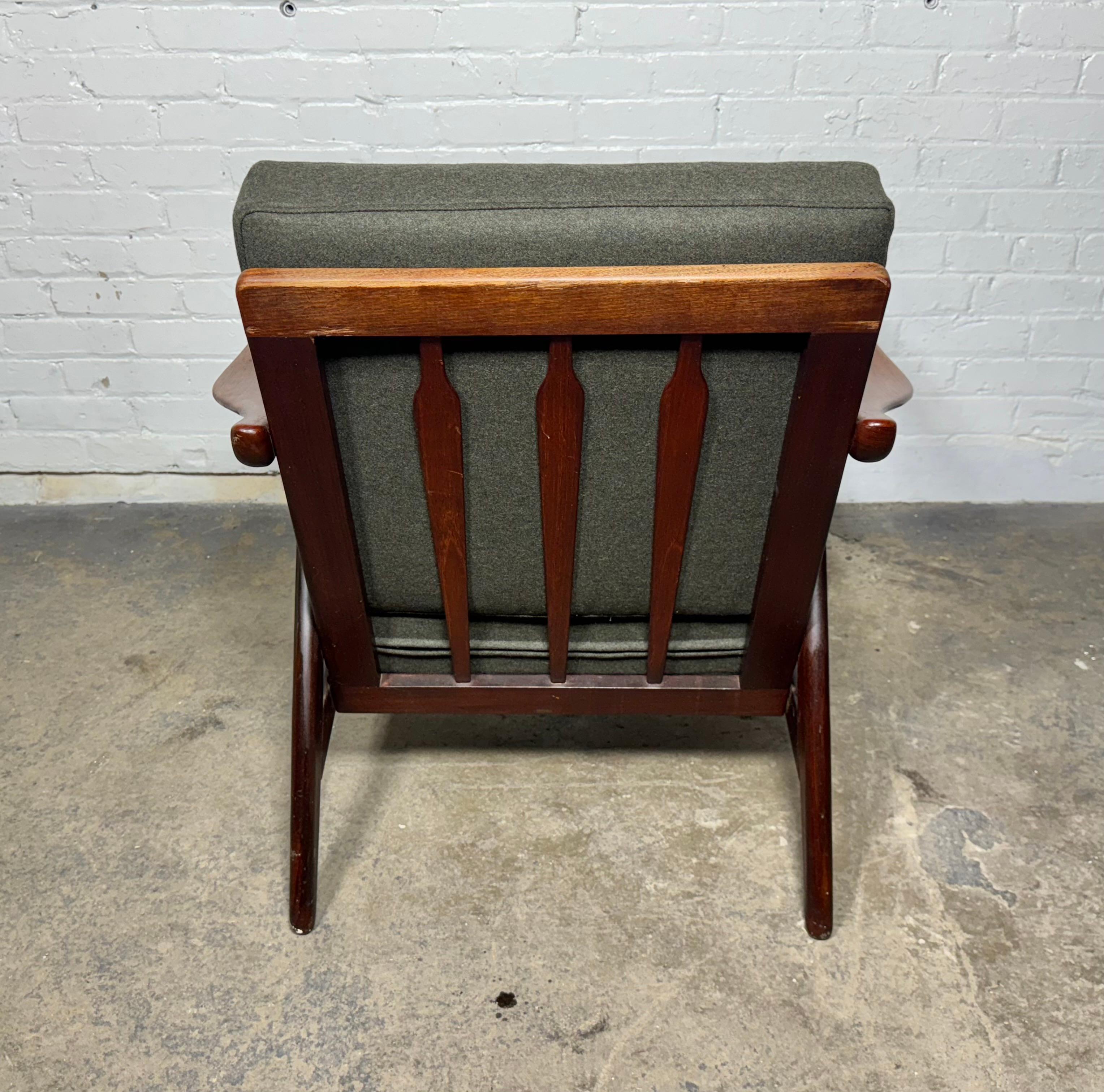Butaca escultural de teca y nogal de Arne Hovmand-Olsen para Mogens Kold mediados del siglo XX en venta