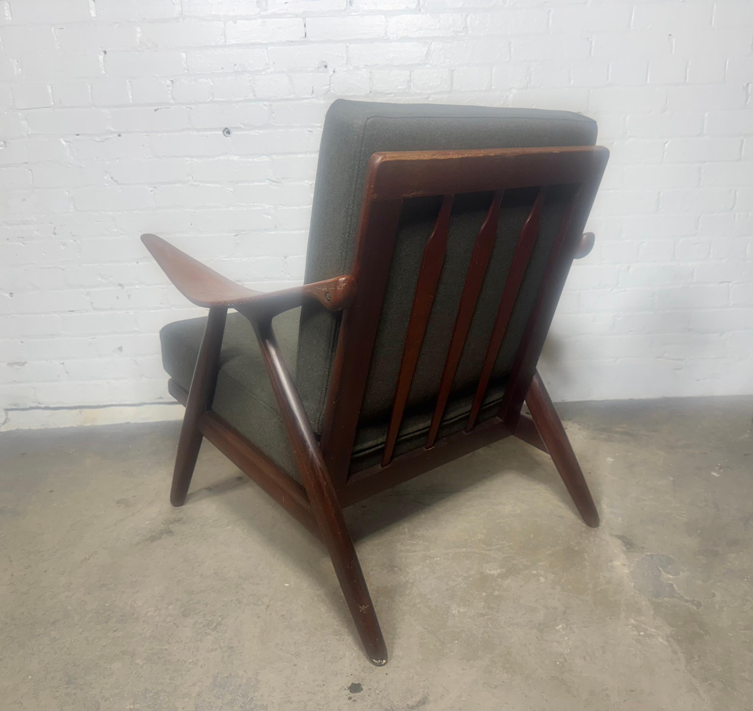 Butaca escultural de teca y nogal de Arne Hovmand-Olsen para Mogens Kold Tela en venta