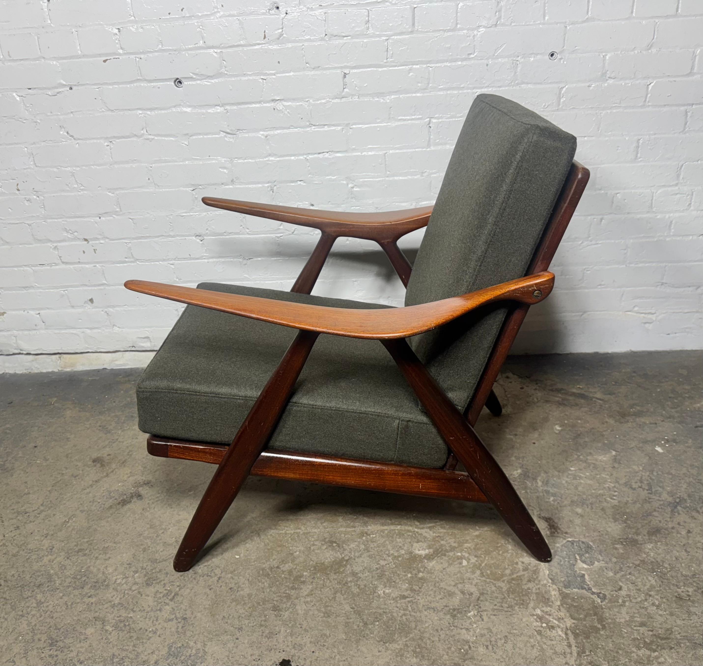 Butaca escultural de teca y nogal de Arne Hovmand-Olsen para Mogens Kold en venta 1
