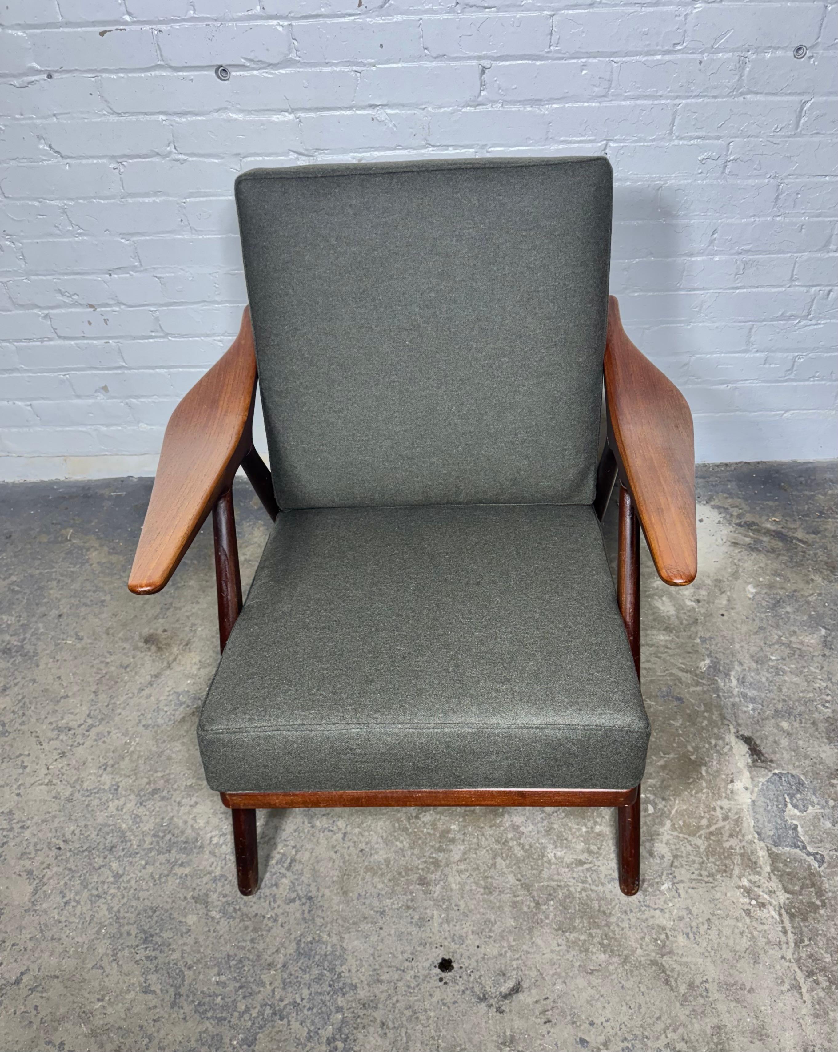 Butaca escultural de teca y nogal de Arne Hovmand-Olsen para Mogens Kold en venta 2