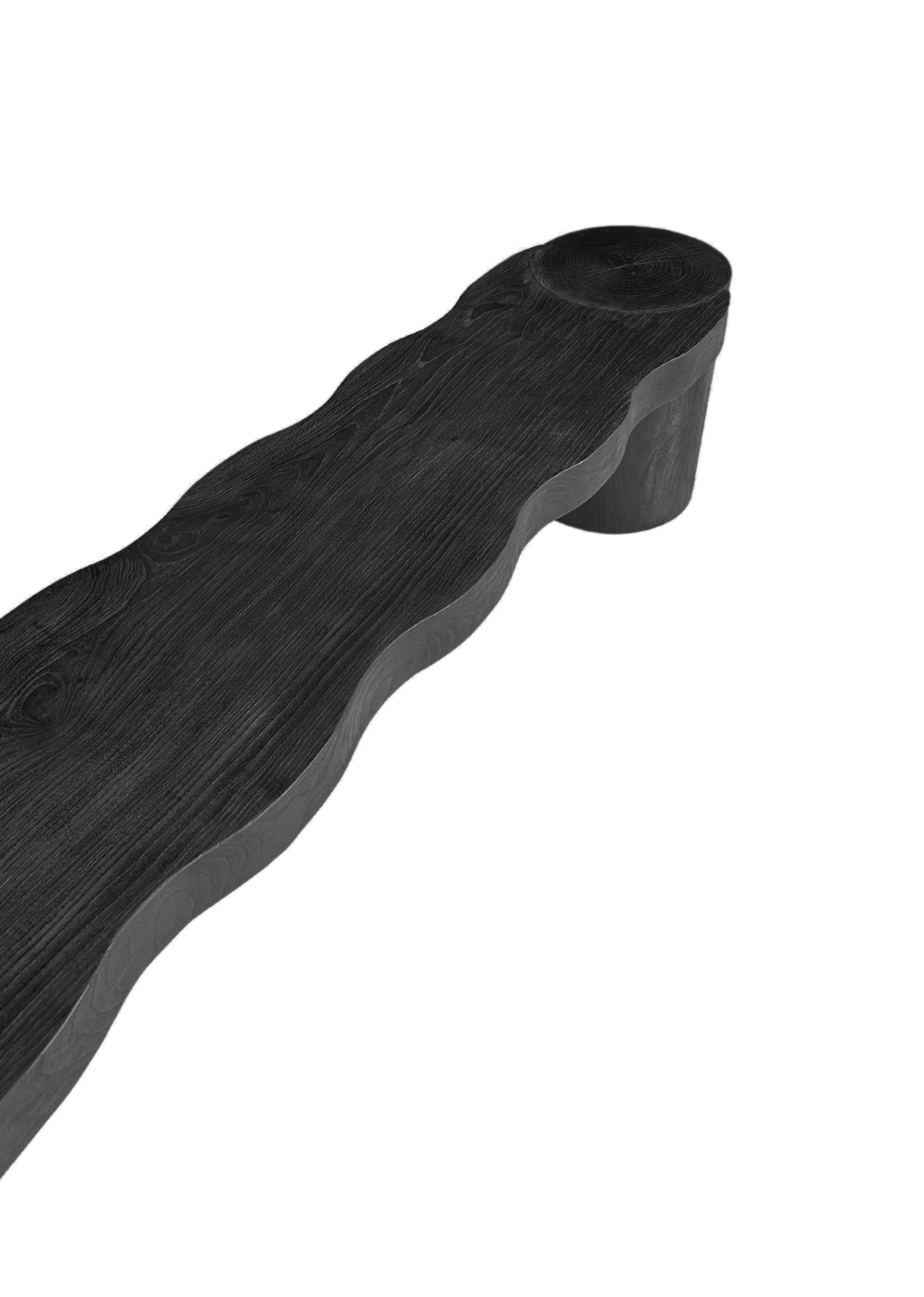 Banco escultórico de madera de teca, moderno y orgánico, acabado quemado Indonesio en venta