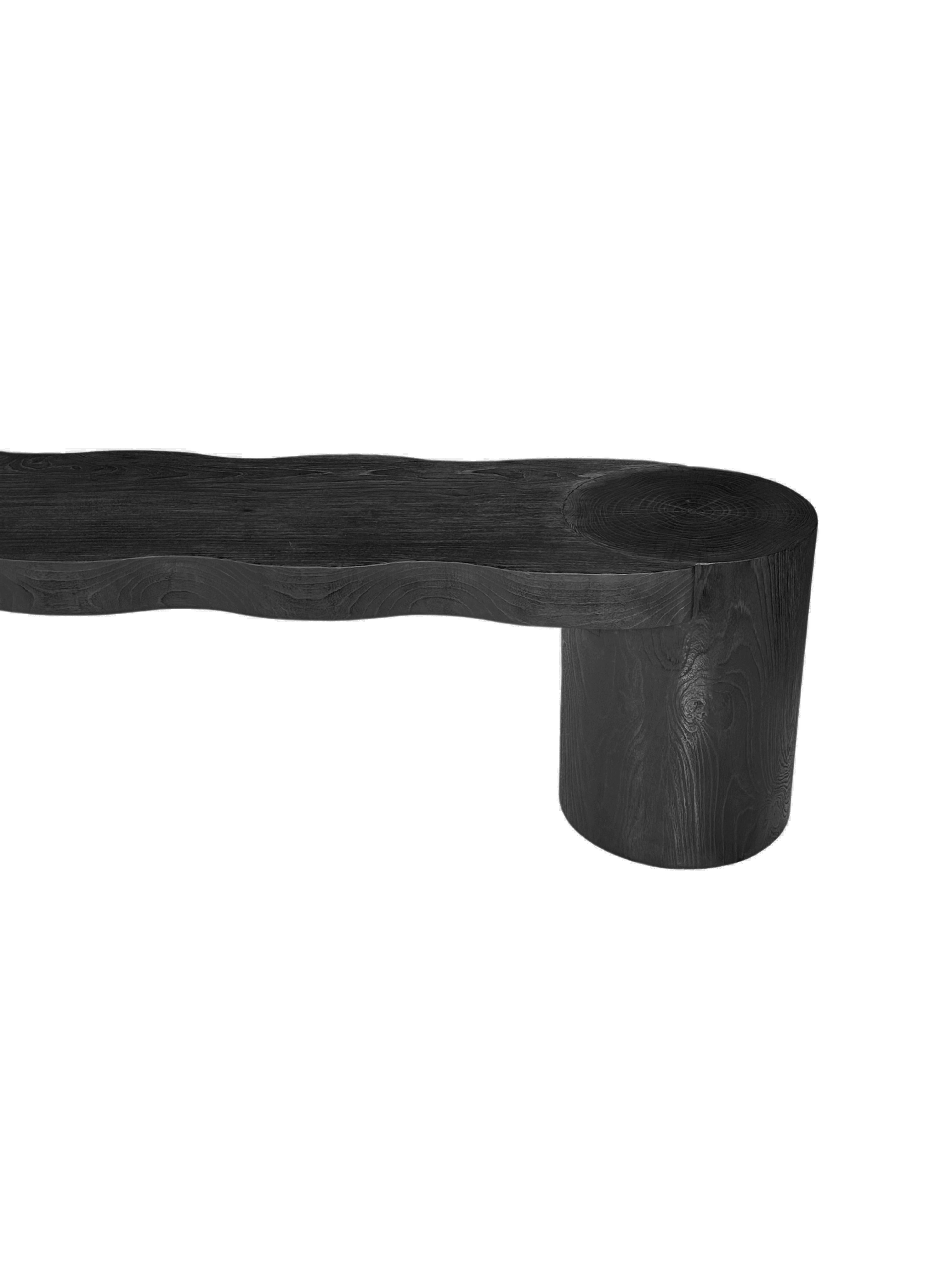 Banco escultórico de madera de teca, moderno y orgánico, acabado quemado en Nuevo estado para la venta en Jimbaran, Bali