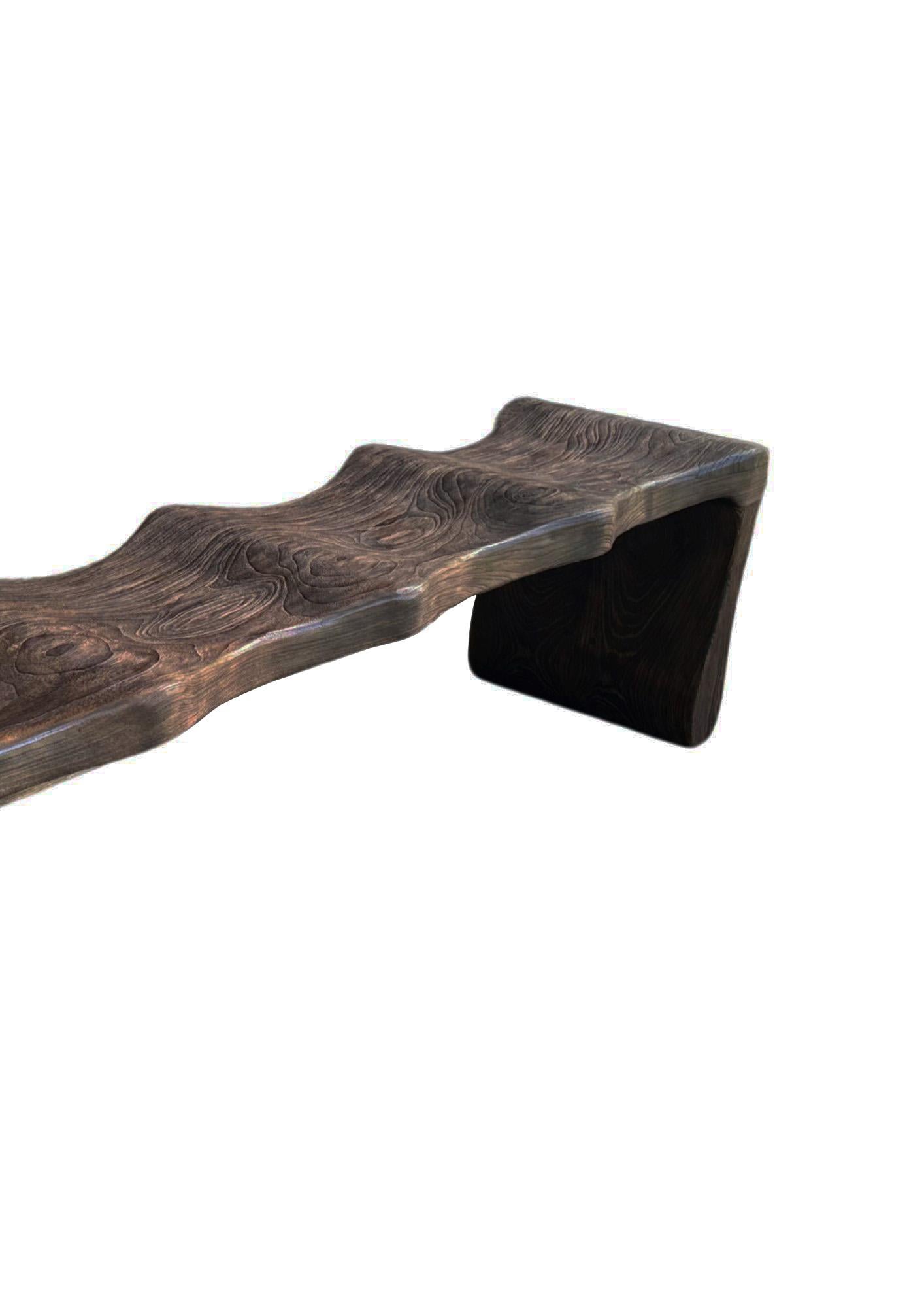Banco Escultural de Madera de Teca, Orgánico Moderno, Impresionantes Texturas de Madera, Marrón Oscuro Moderno orgánico en venta