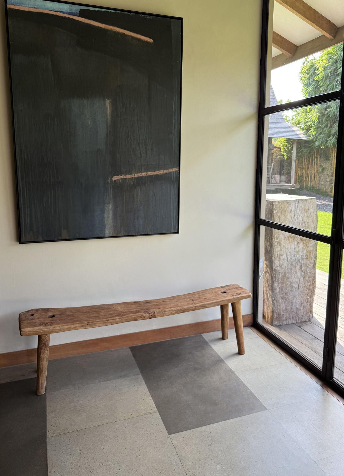 Fabricado con madera de teca recuperada y envejecida, este banco escultural es una declaración de belleza atemporal y sostenibilidad. Las texturas naturales y los ricos patrones de veteado de la teca quedan gloriosamente expuestos, revelando el