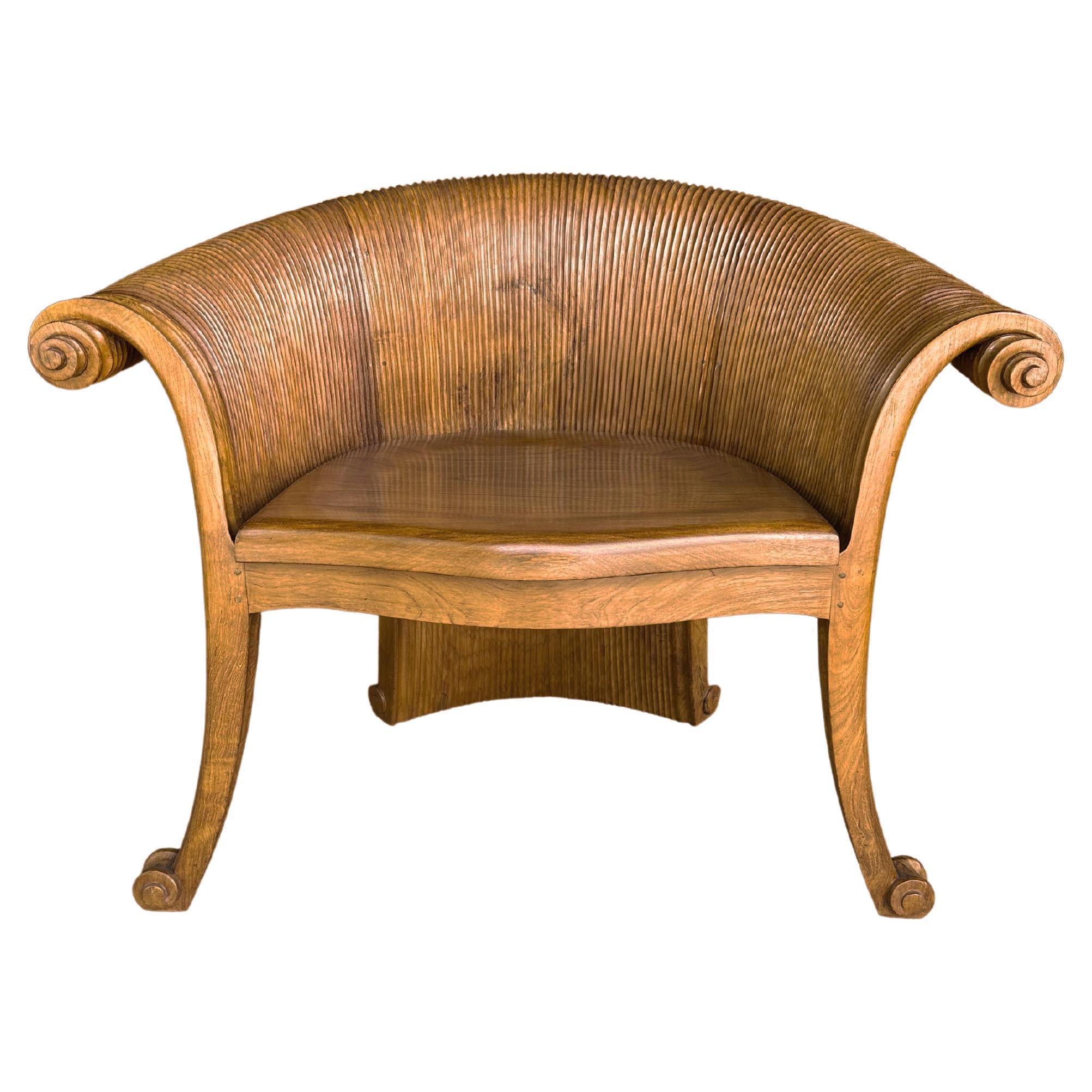 Chaise sculpturale en bois de teck avec détails sculptés