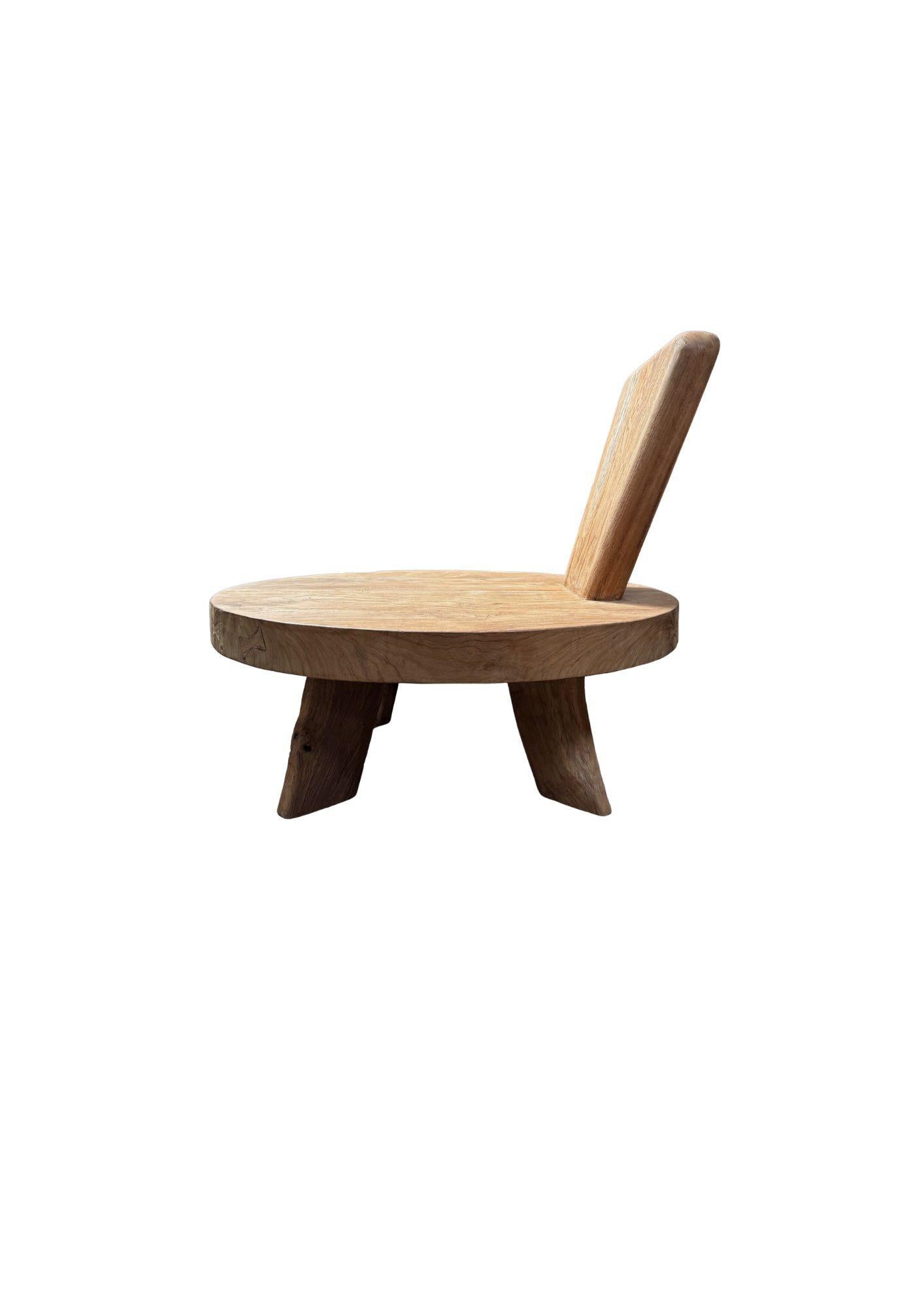 Indonésien Chaise sculpturale en teck avec de superbes textures de bois, finition Espresso en vente