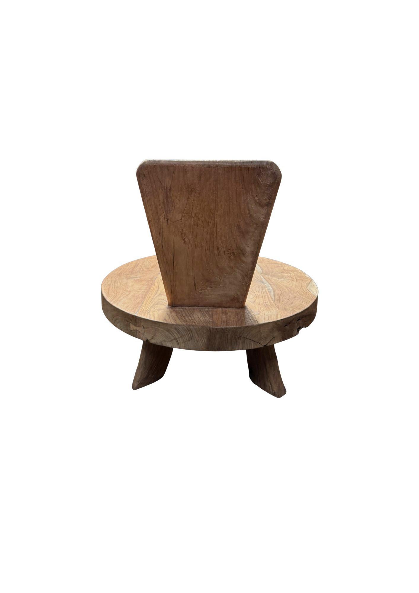 Fait main Chaise sculpturale en teck avec de superbes textures de bois, finition Espresso en vente