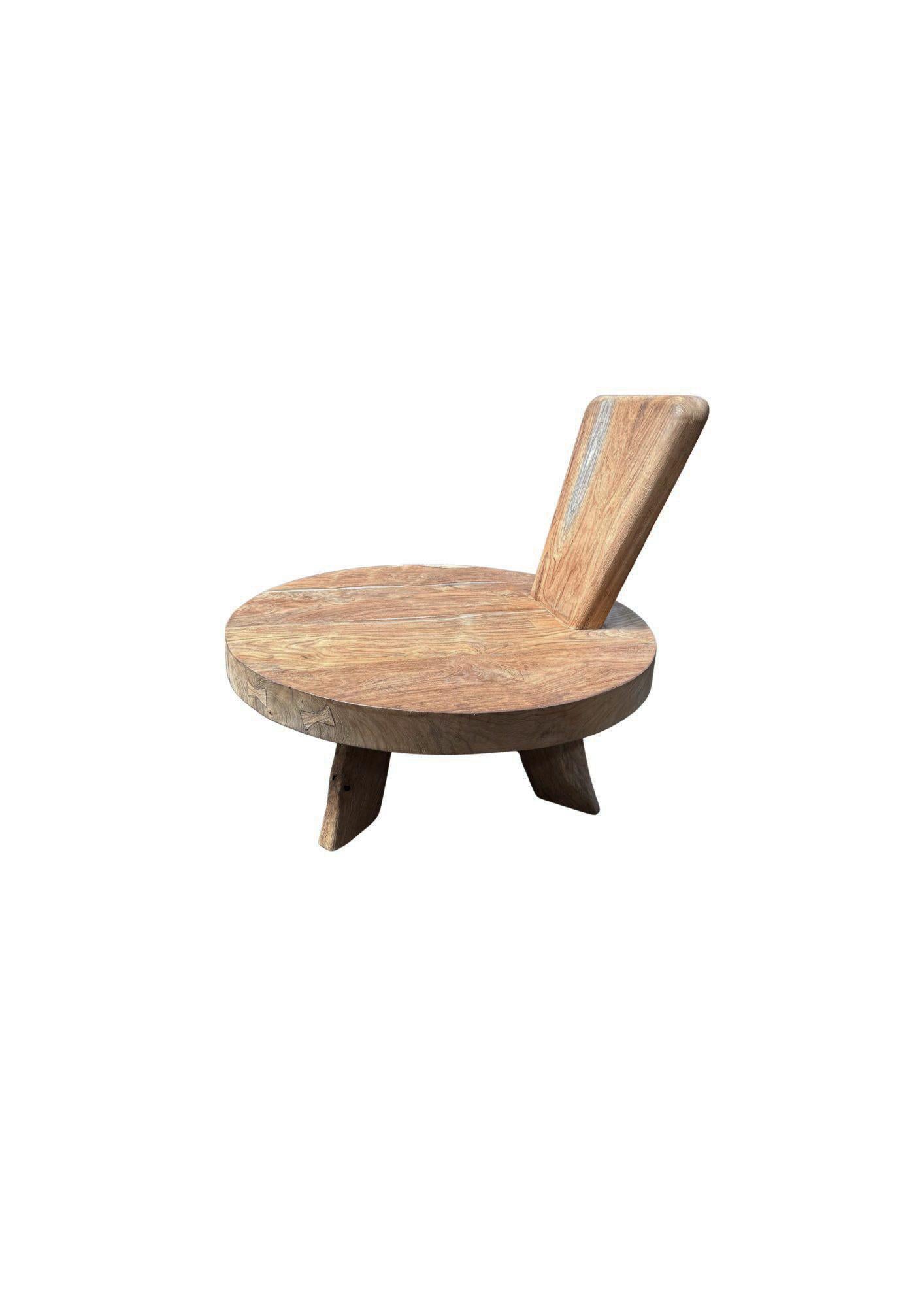 Chaise sculpturale en teck avec de superbes textures de bois, finition Espresso Neuf - En vente à Jimbaran, Bali