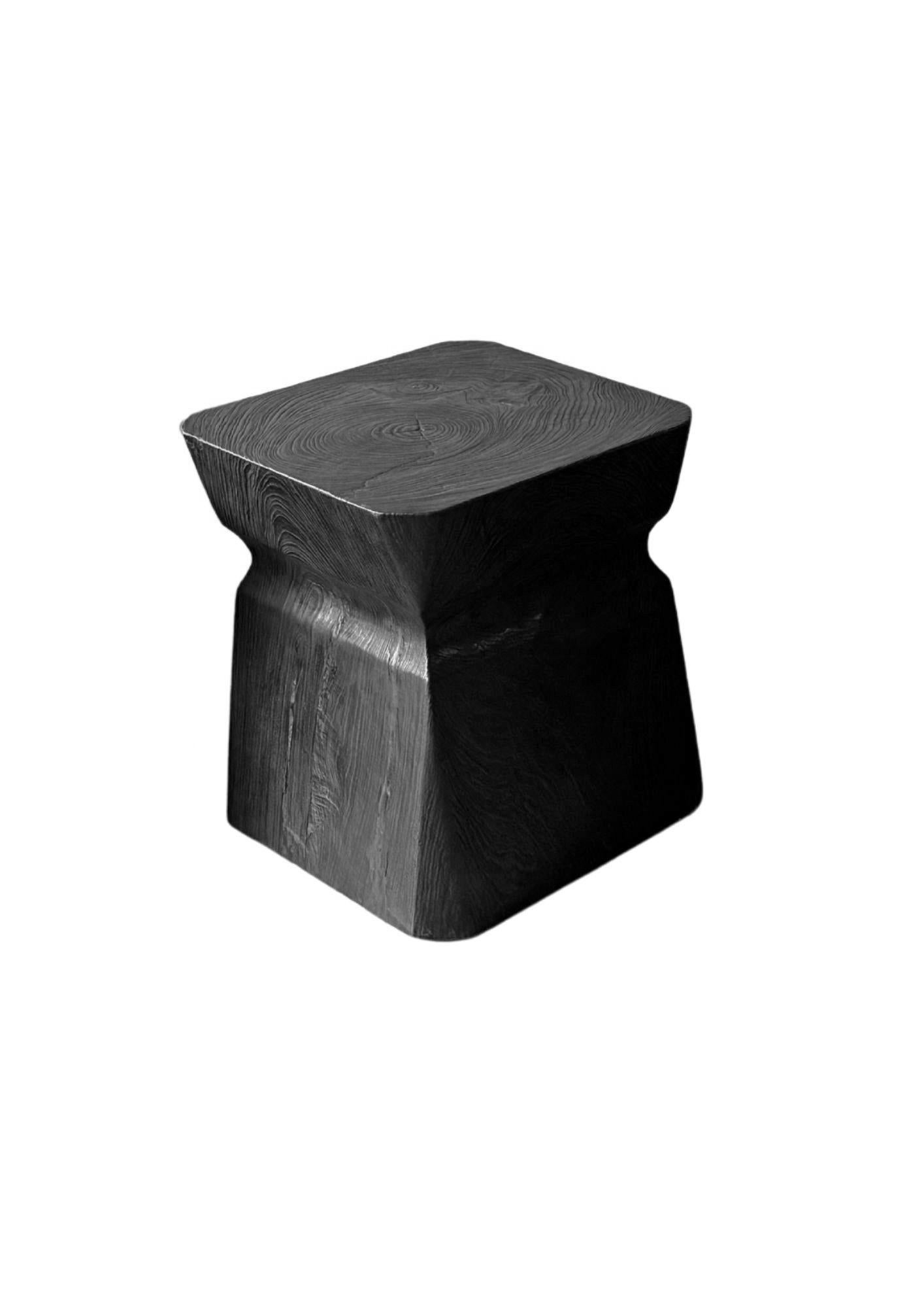 Sculptural Teak Wood Side Table, Burnt Finish, Modern Organic (Organische Moderne) im Angebot