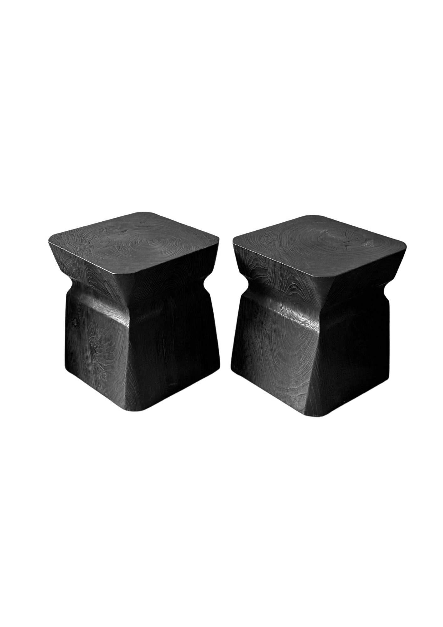 Sculptural Teak Wood Side Table, Burnt Finish, Modern Organic (Handgefertigt) im Angebot