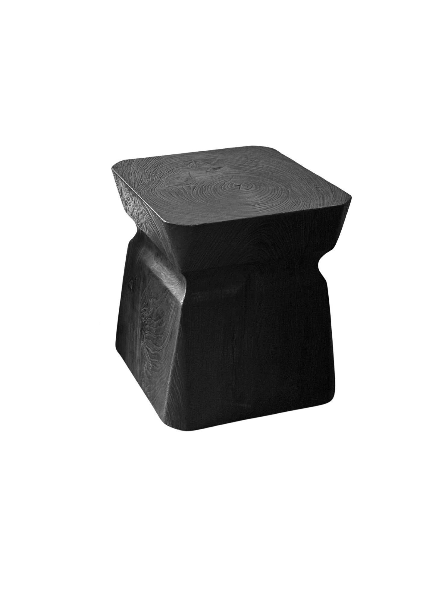 Sculptural Teak Wood Side Table, Burnt Finish, Modern Organic im Zustand „Neu“ im Angebot in Jimbaran, Bali