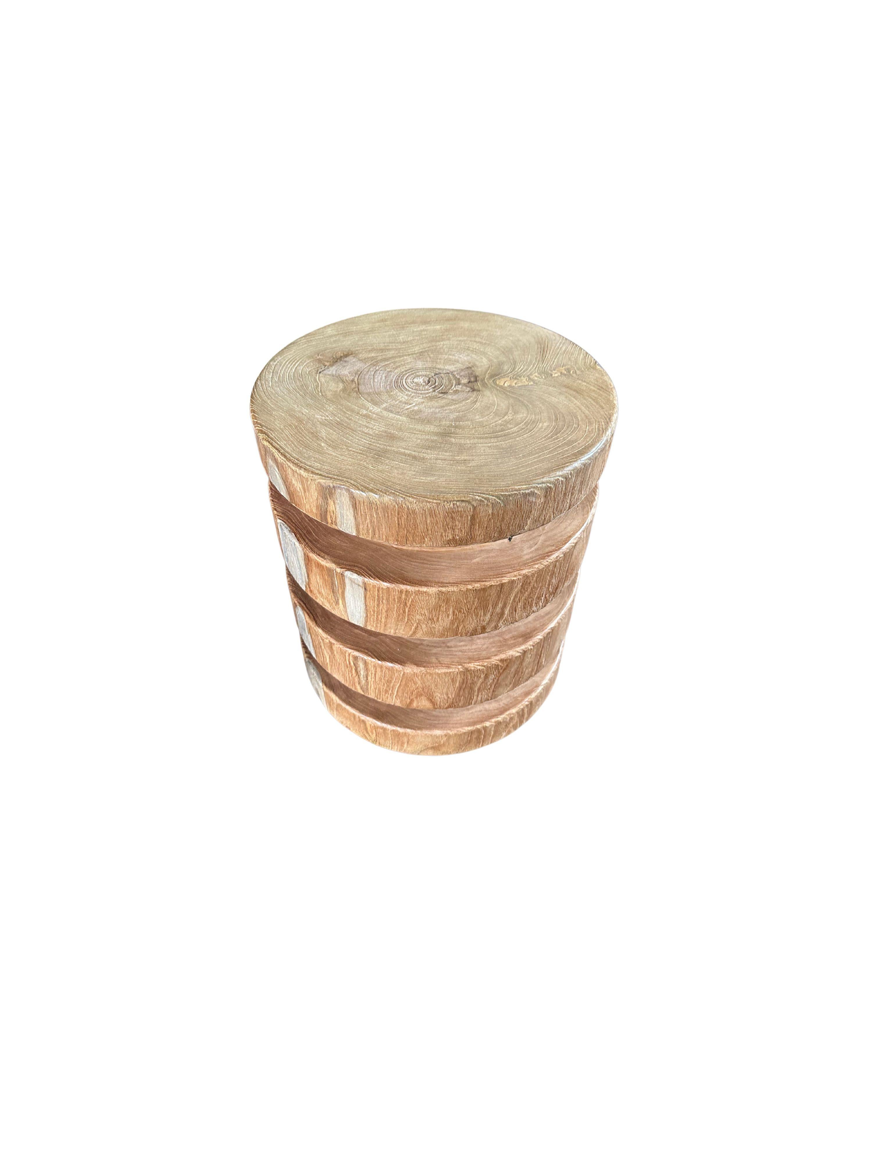 Cette table d'appoint sculpturale en teck est une fusion magistrale de l'art et de la fonctionnalité, mettant en valeur la beauté naturelle du bois dans sa forme la plus organique. Fabriquée en teck de première qualité, la table présente des