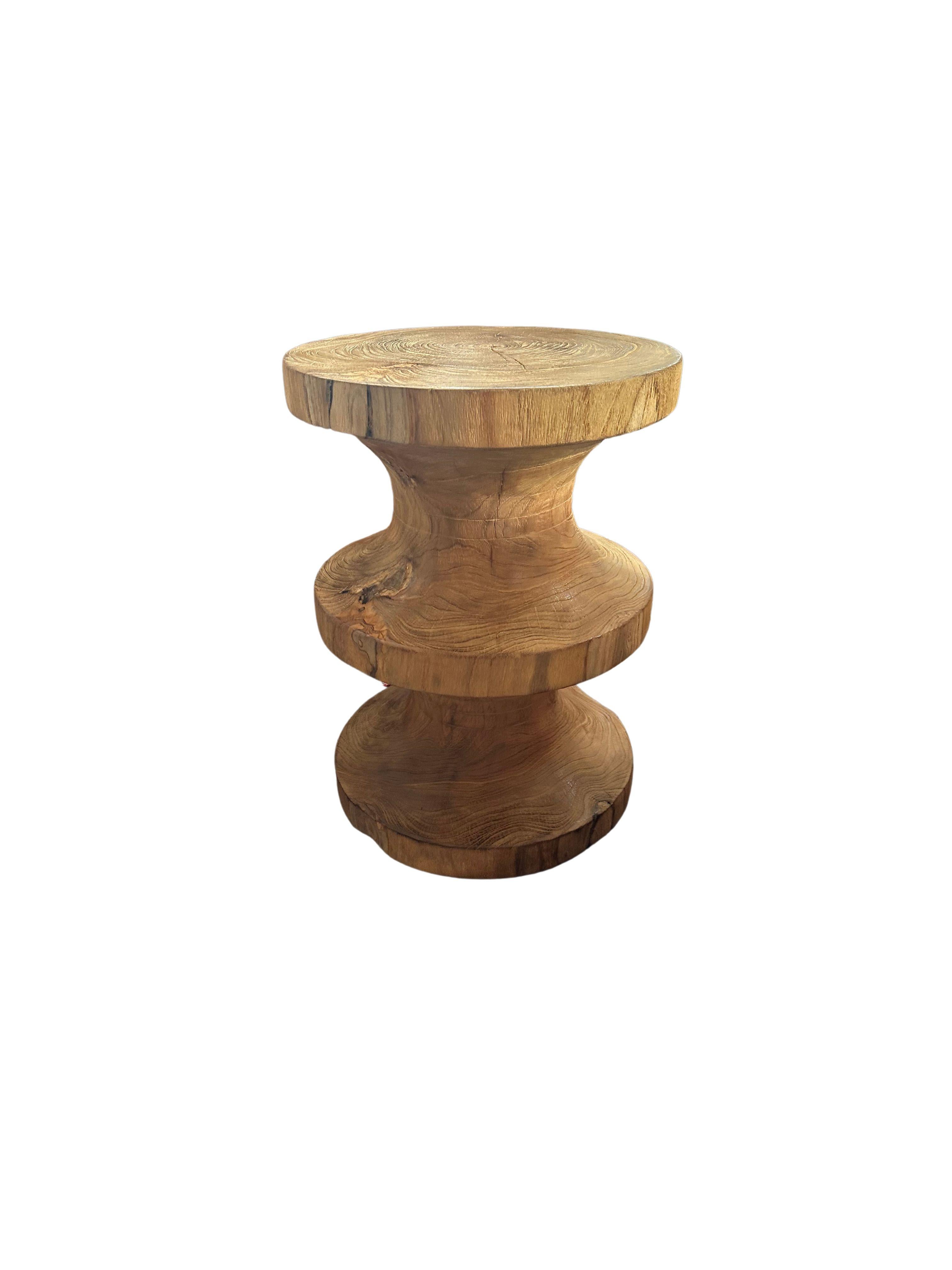 Mesa auxiliar escultórica de madera de teca Moderno orgánico en venta