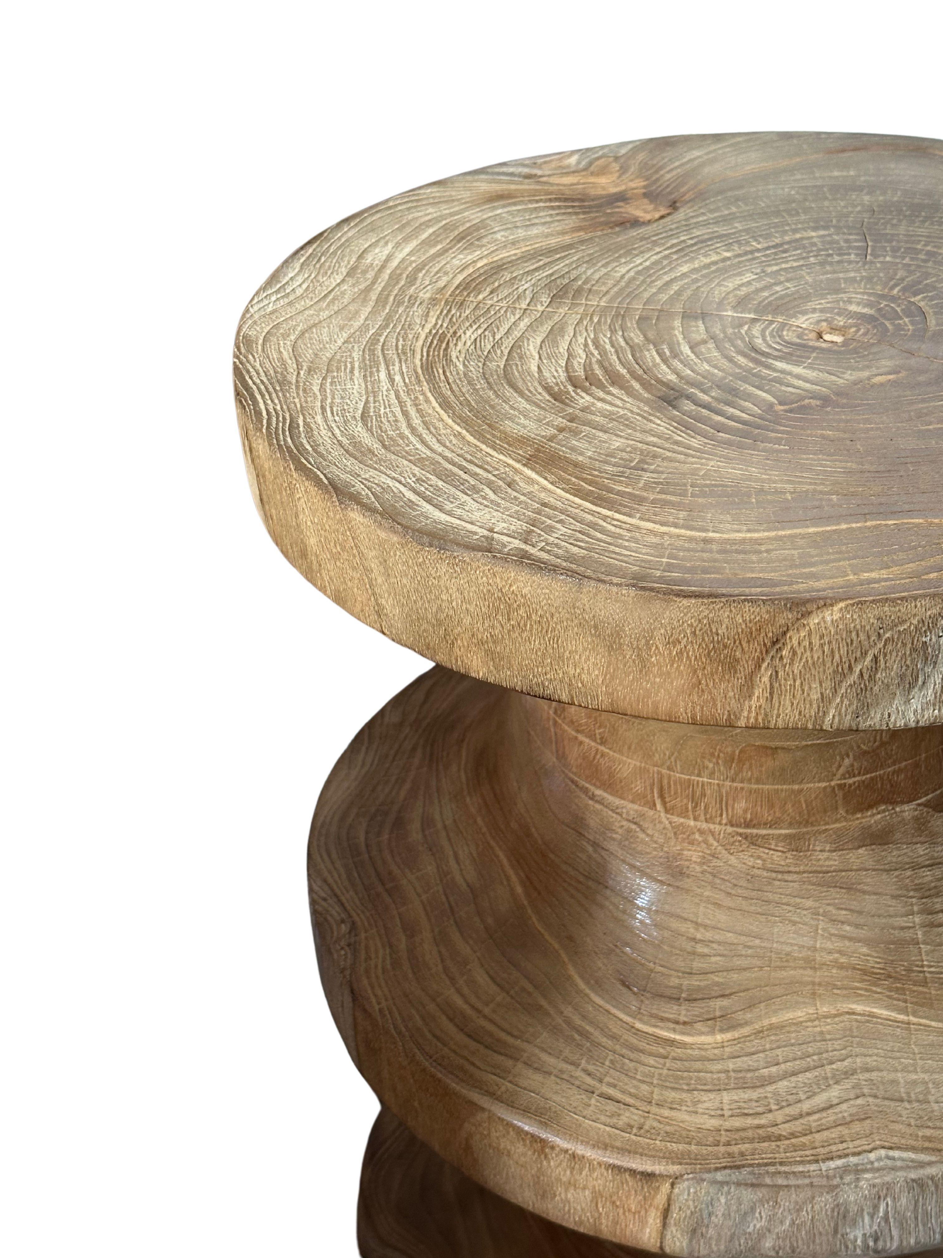 Mesa auxiliar escultórica de madera de teca Indonesio en venta