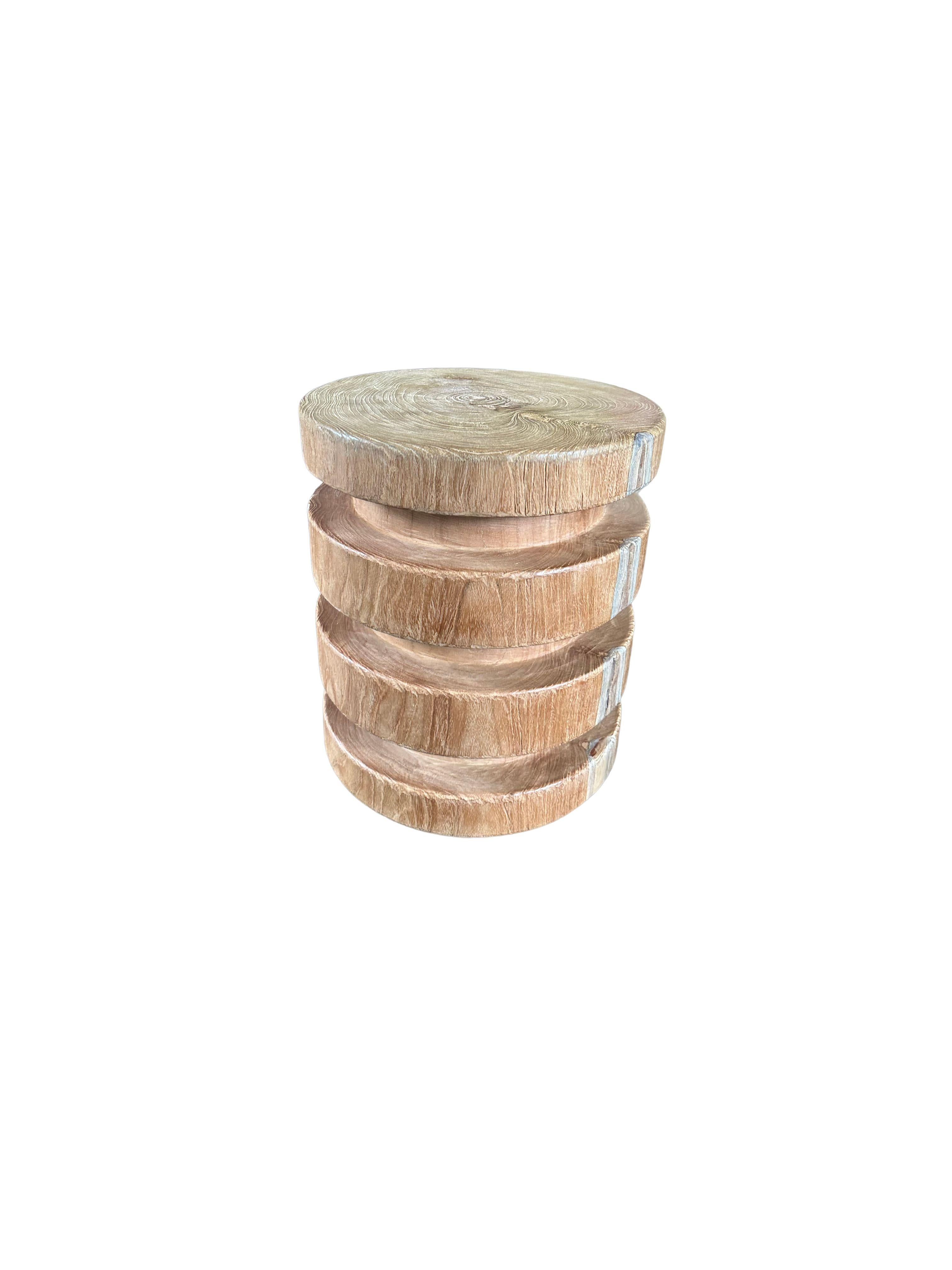 Indonésien Table d'appoint sculpturale en bois de teck en vente