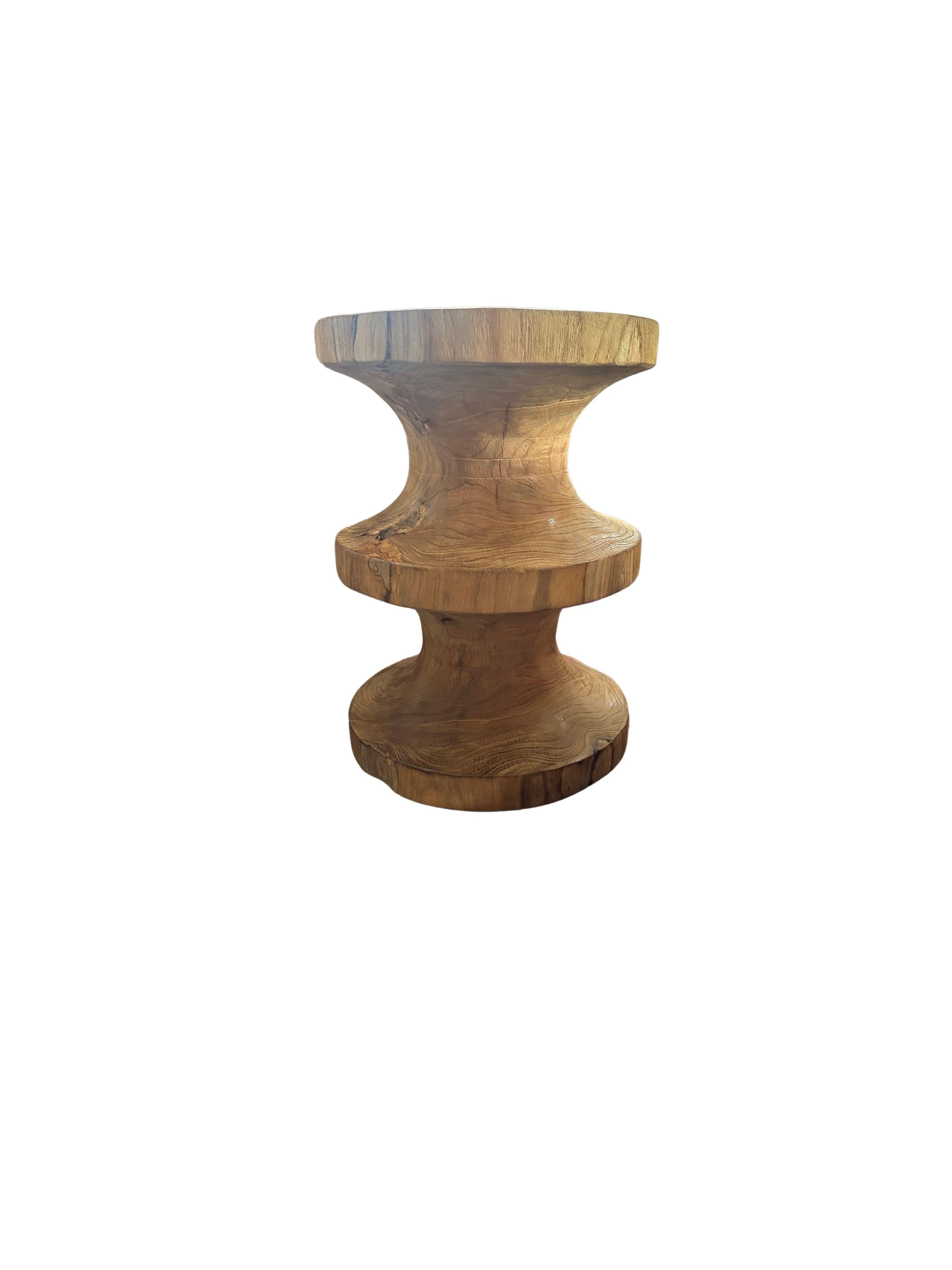 Mesa auxiliar escultórica de madera de teca Hecho a mano en venta
