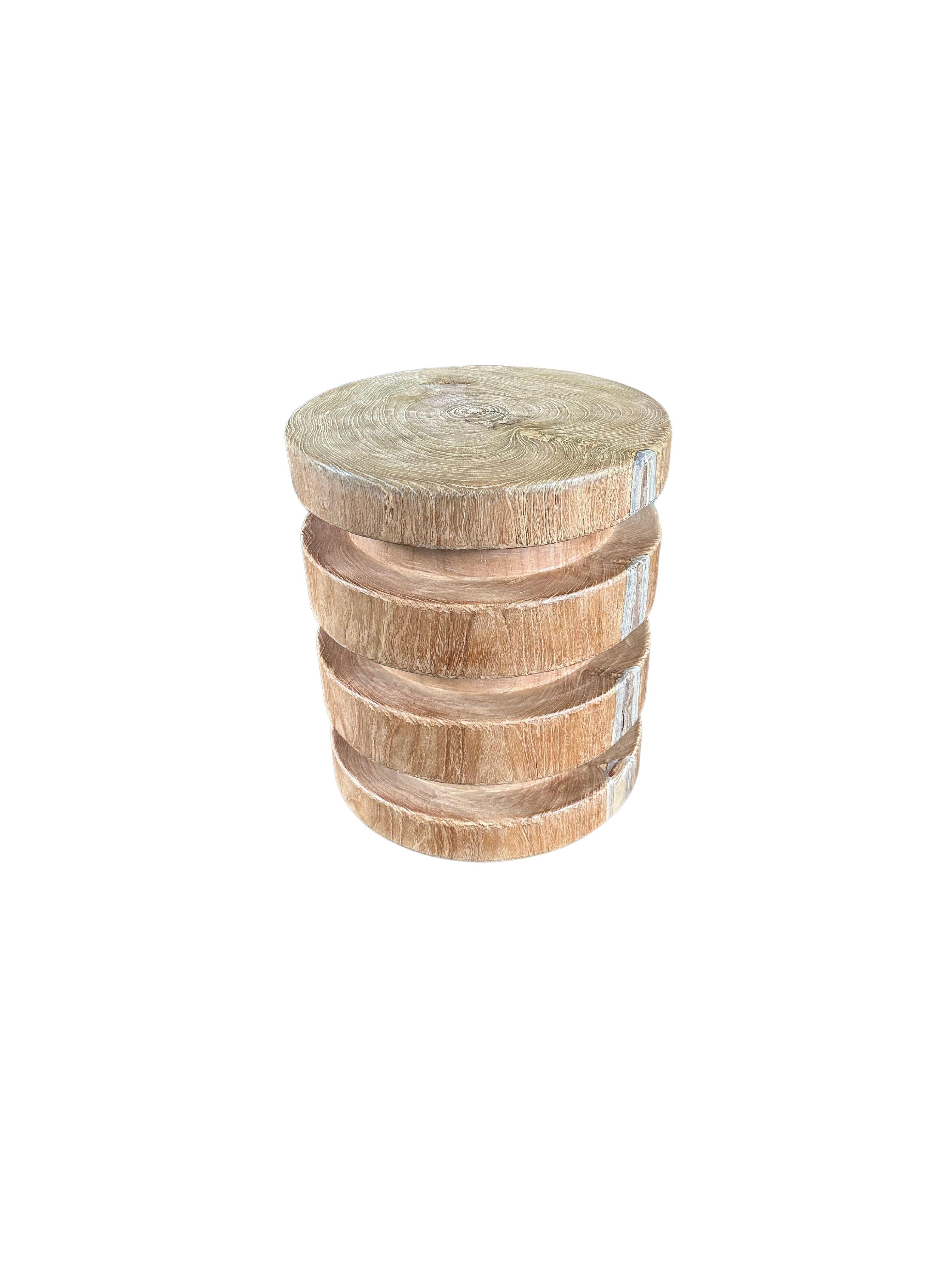 Fait main Table d'appoint sculpturale en bois de teck en vente