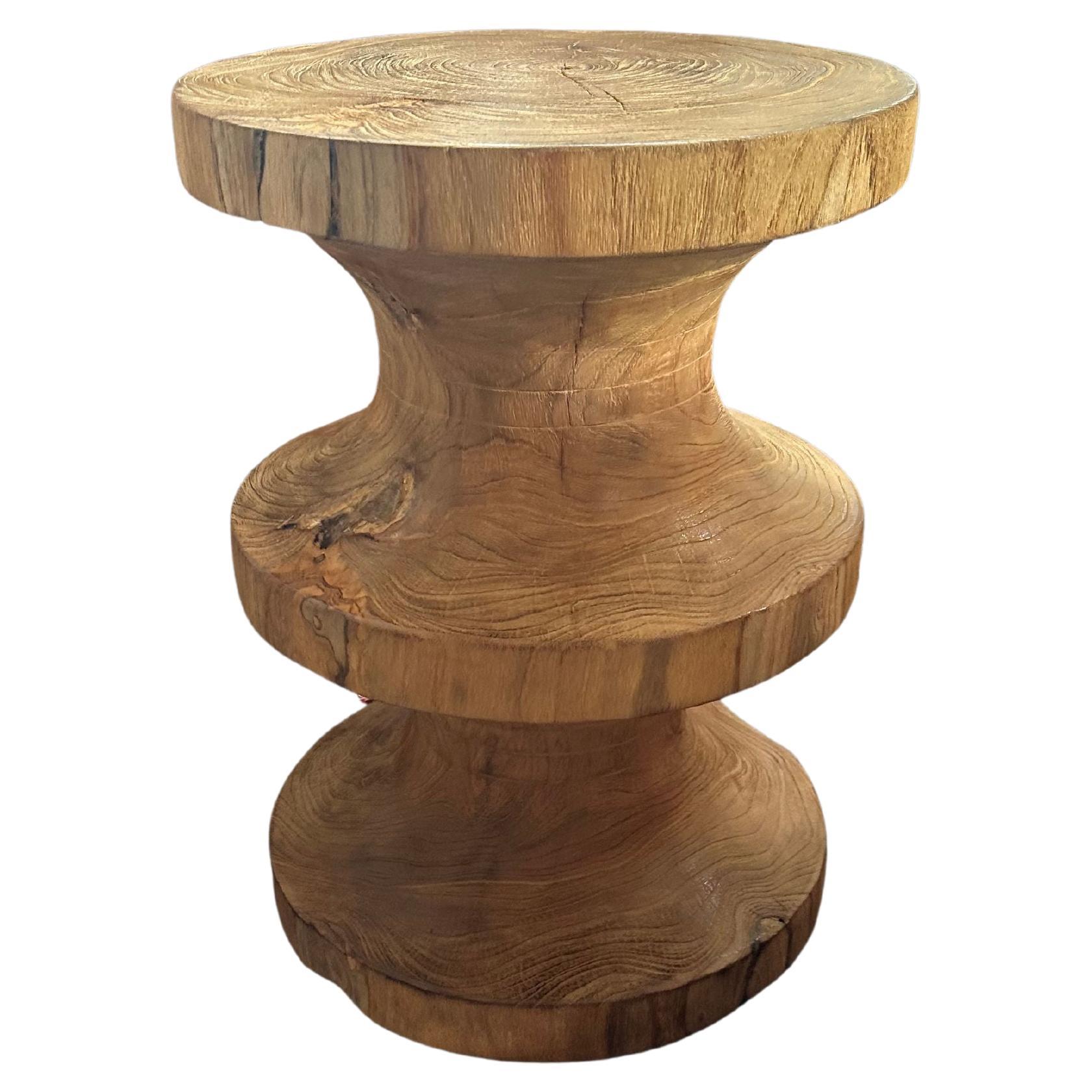 Mesa auxiliar escultórica de madera de teca en venta