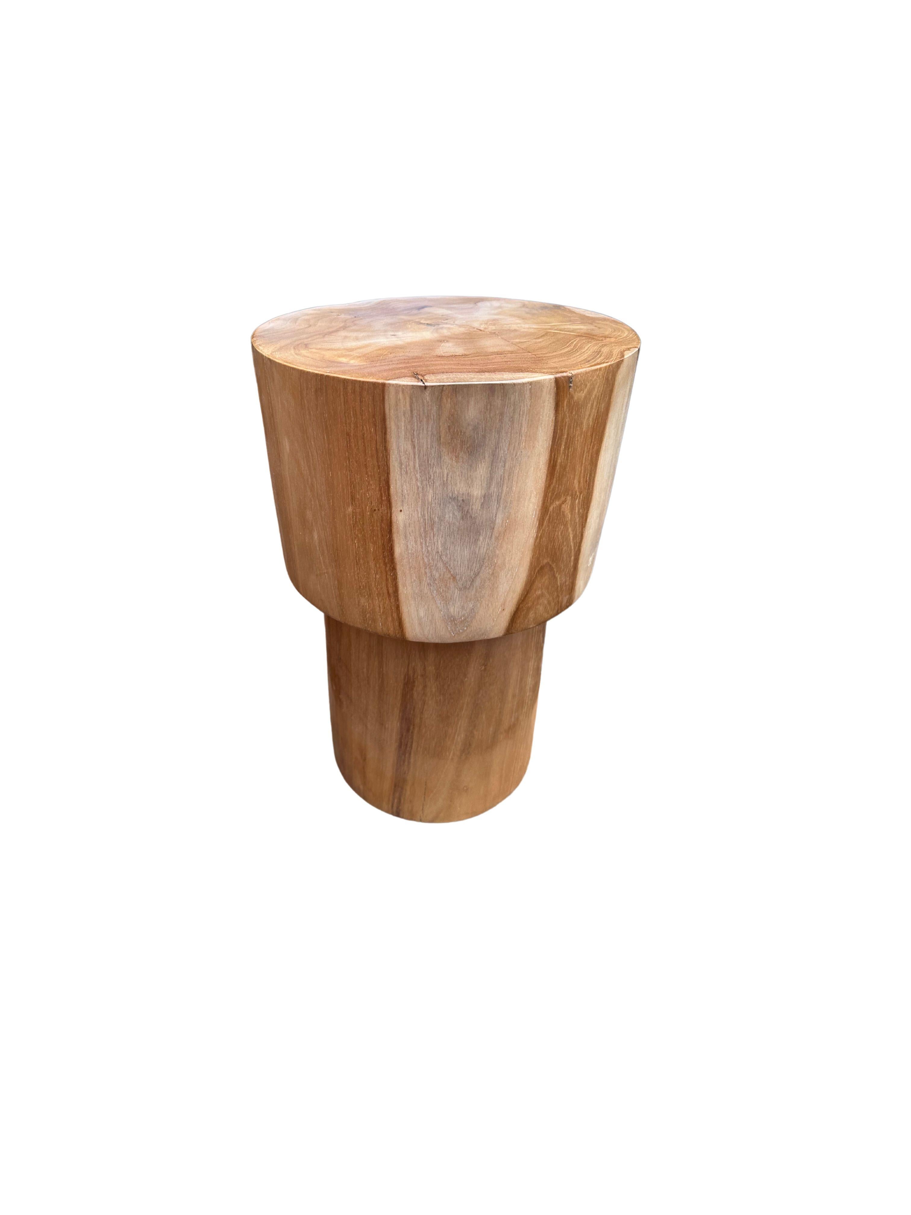 Une table d'appoint merveilleusement sculpturale fabriquée en bois de teck. Ses bords subtilement incurvés ajoutent à son charme. Cette table présente un magnifique éventail de textures et de nuances de bois. L'objet parfait pour apporter de la